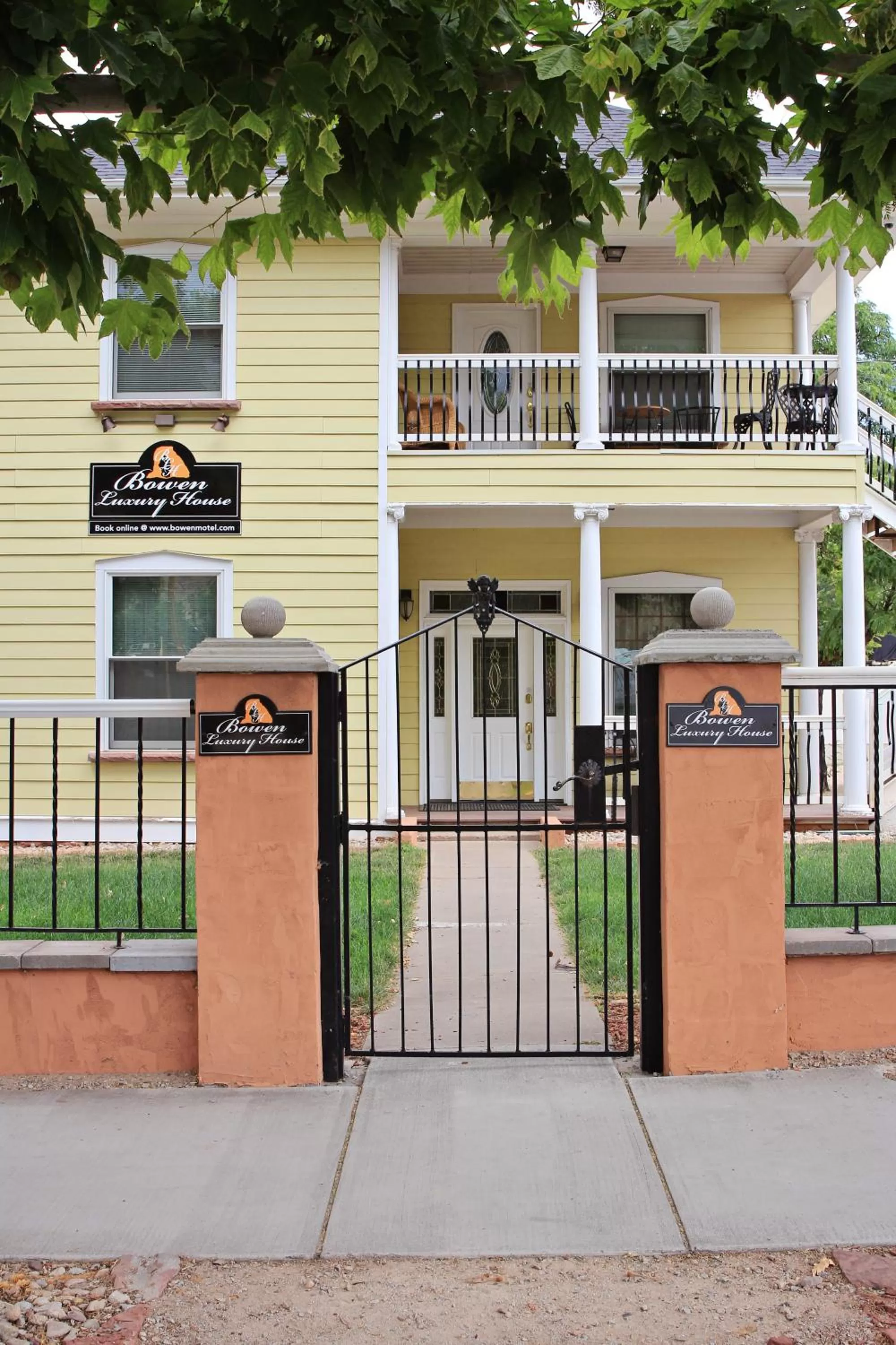 Facade/entrance in Bowen Motel