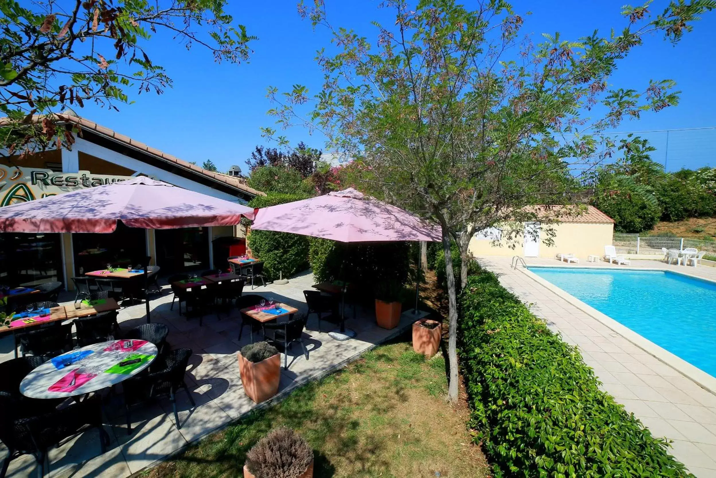 Property building, Swimming Pool in The Originals City, Hôtel Le Pavillon, Béziers Est