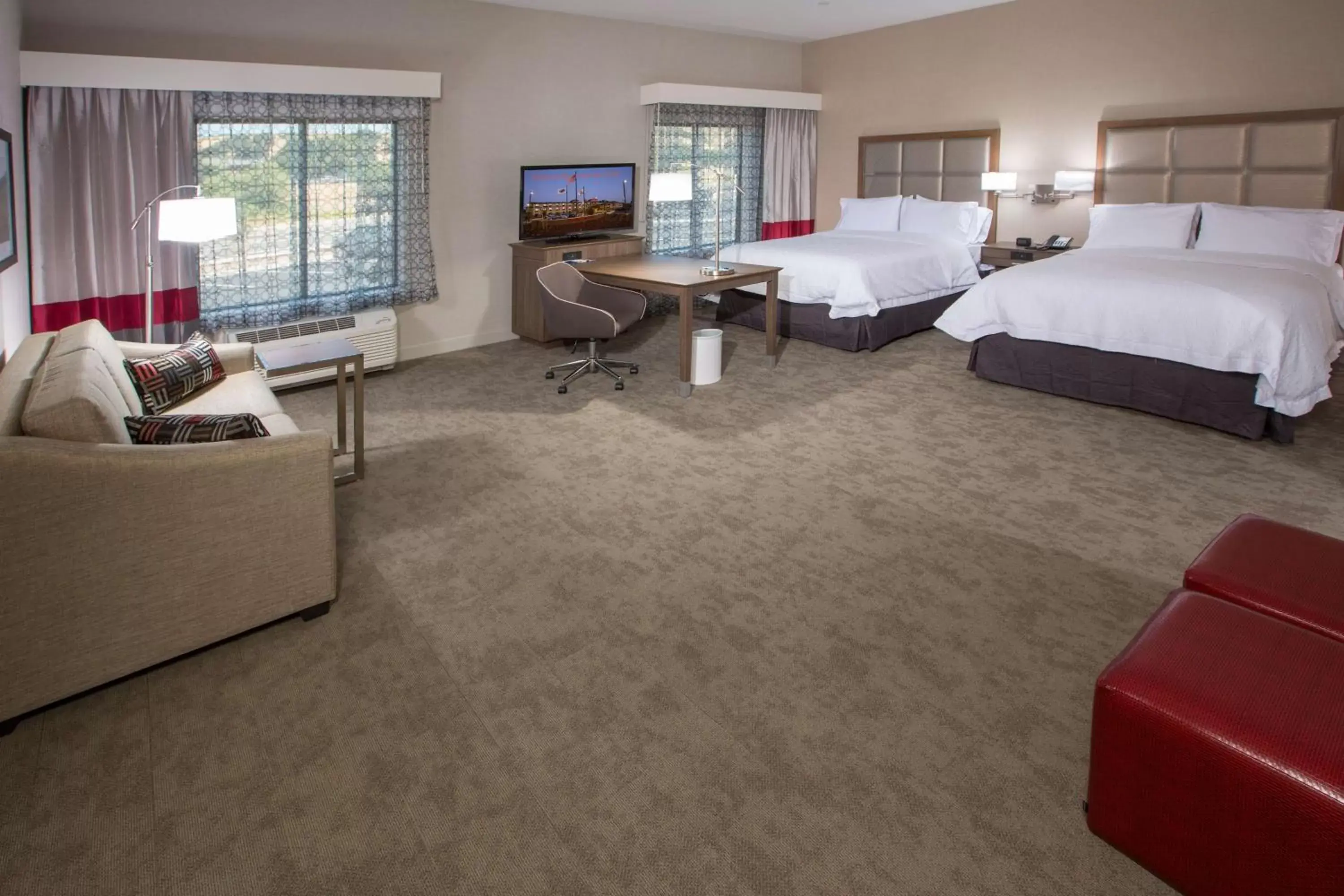 Bed in Hampton Inn & Suites Buellton/Santa Ynez Valley, Ca