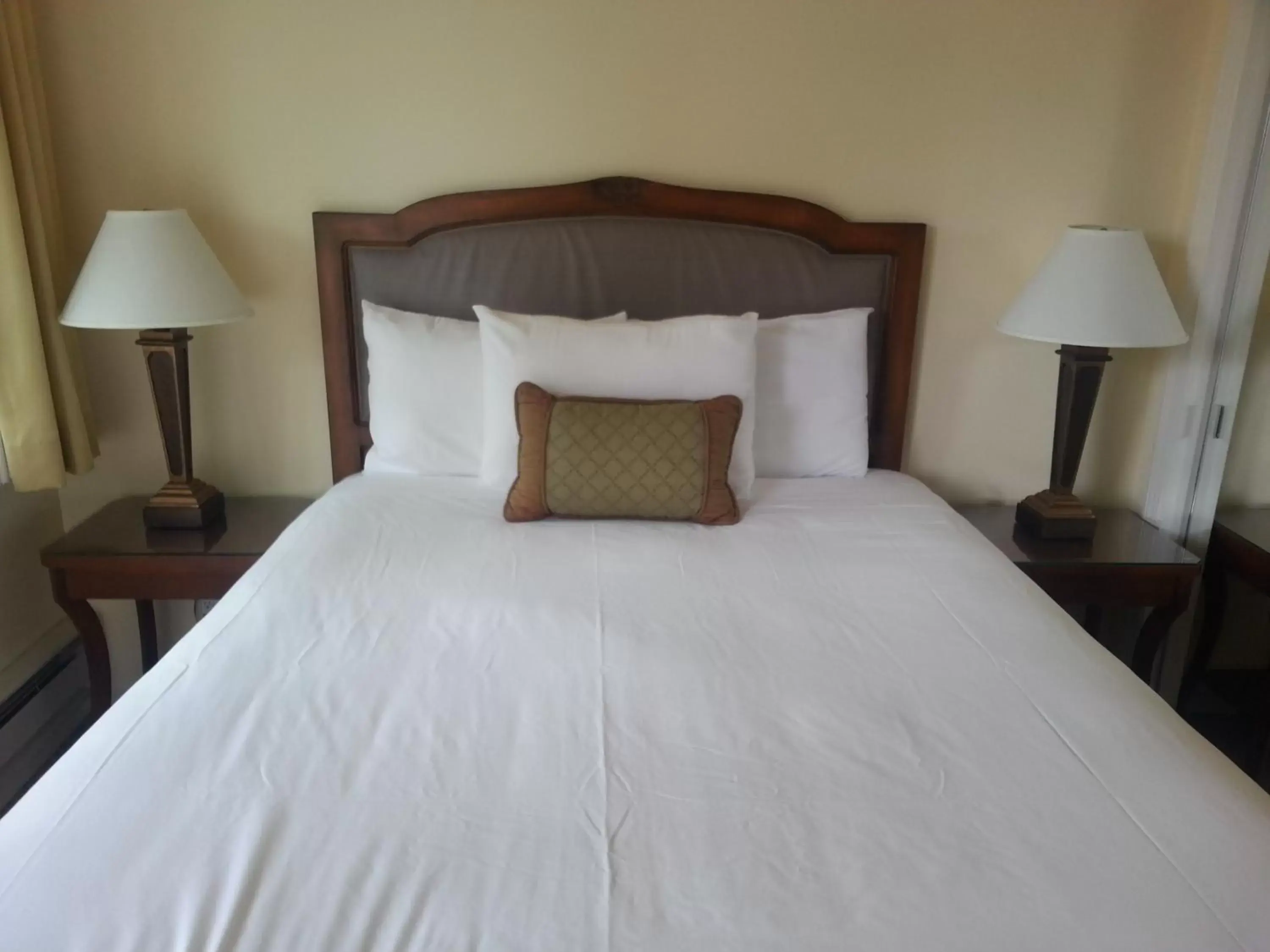 Bed in The Vendange Carmel Inn & Suites