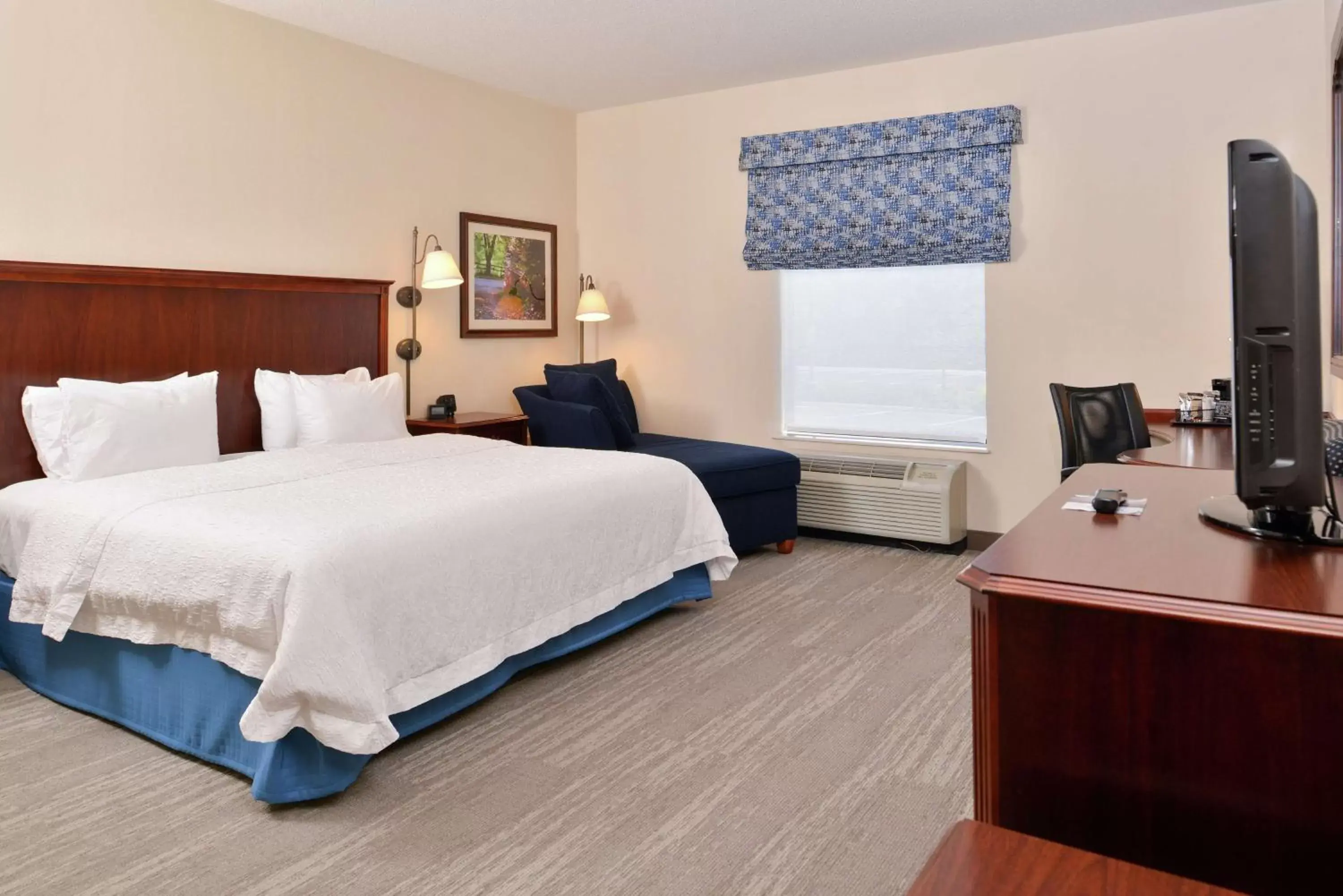 Bed in Hampton Inn Harrisonburg South