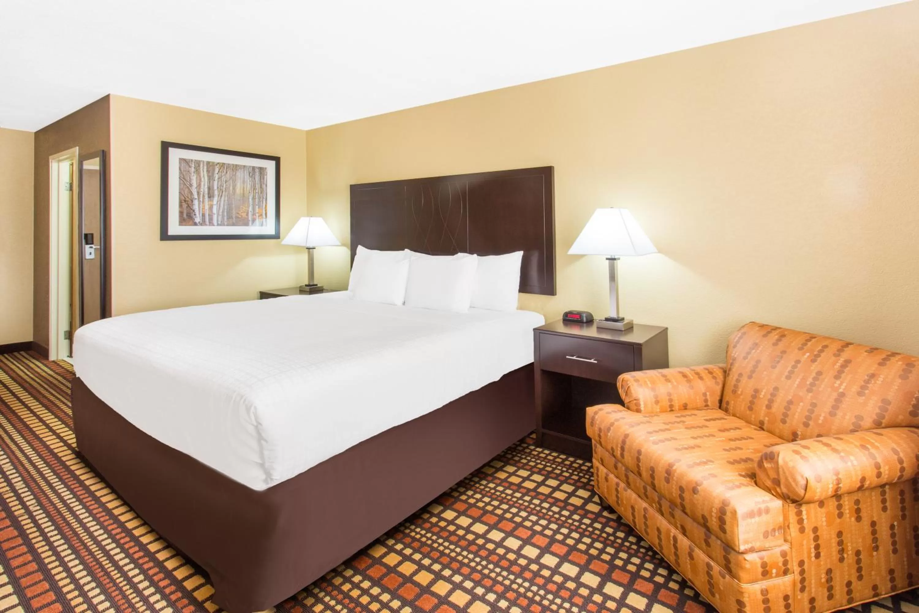 Business King Room - Non-Smoking in Days Inn & Suites by Wyndham Davenport East
