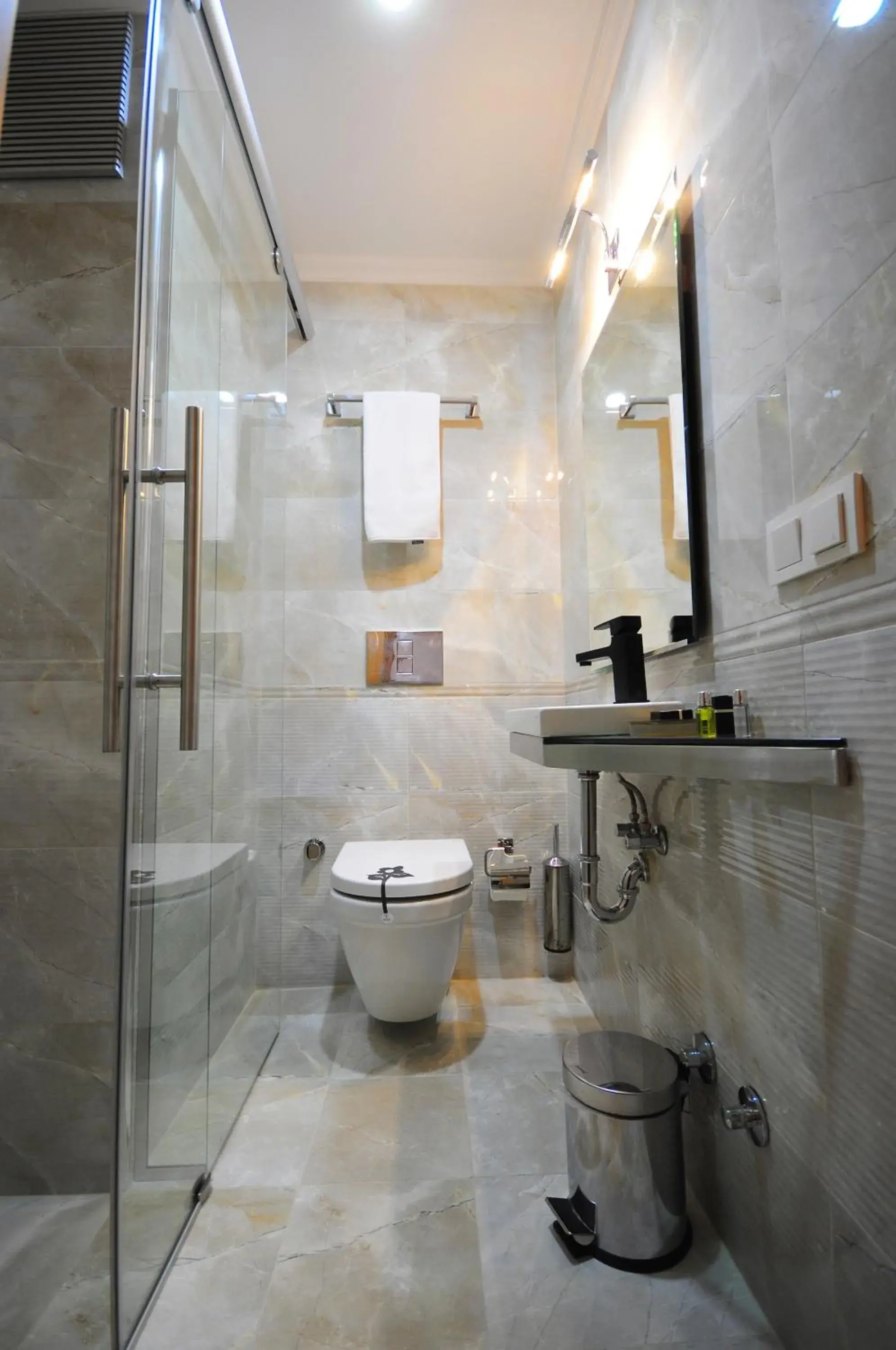 Bathroom in Ottopera Hotel