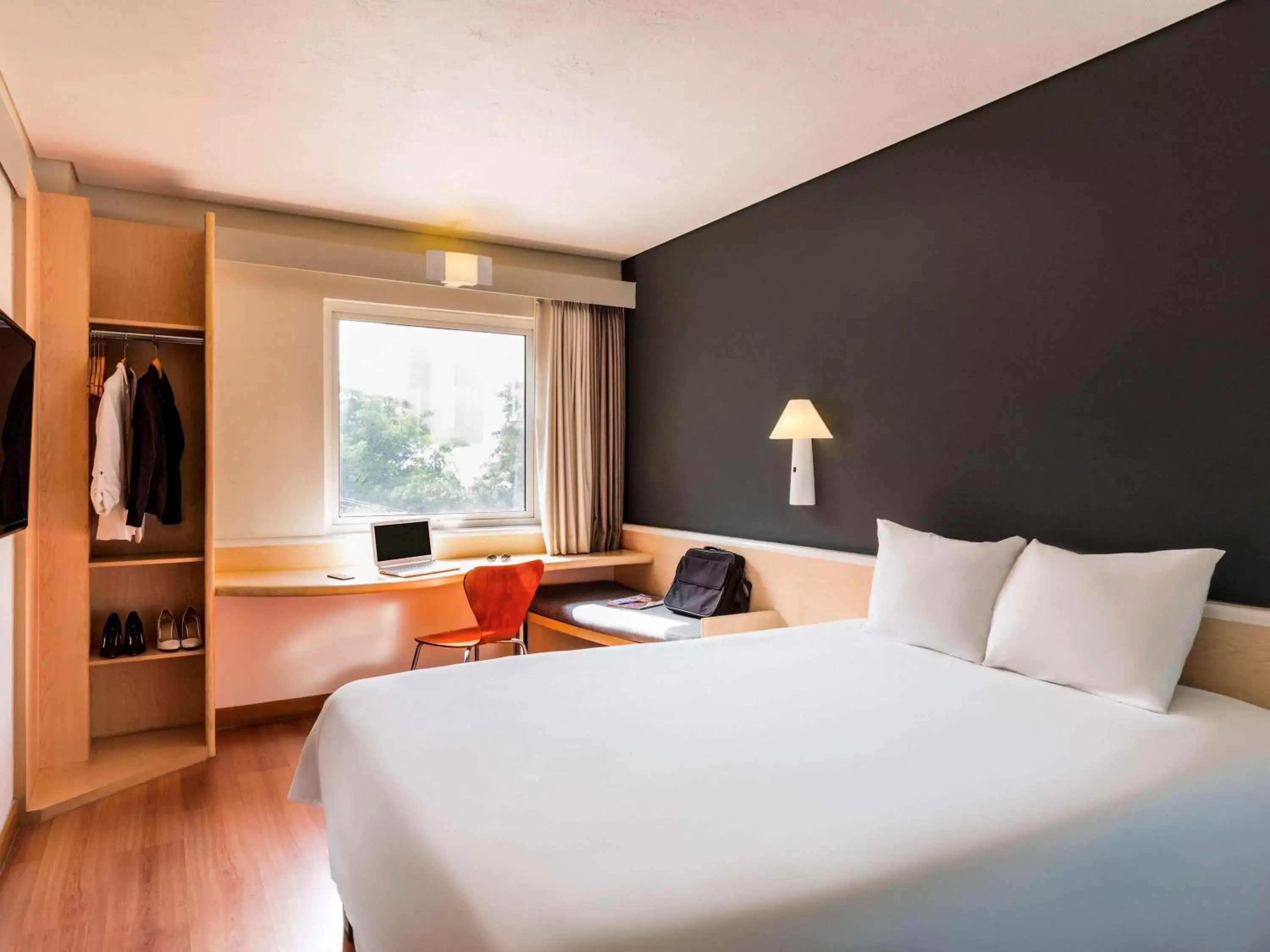 Photo of the whole room, Bed in Ibis Guadalajara Expo