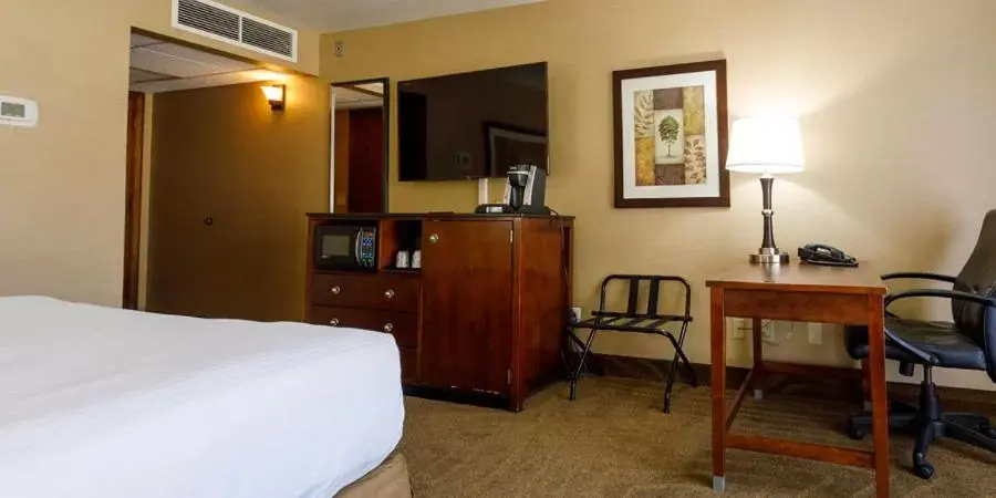 TV and multimedia, Bed in Maverick Hotel and Casino by Red Lion Hotels TV and multimedia, Bed in Maverick Hotel and Casino by Red Lion Hotels