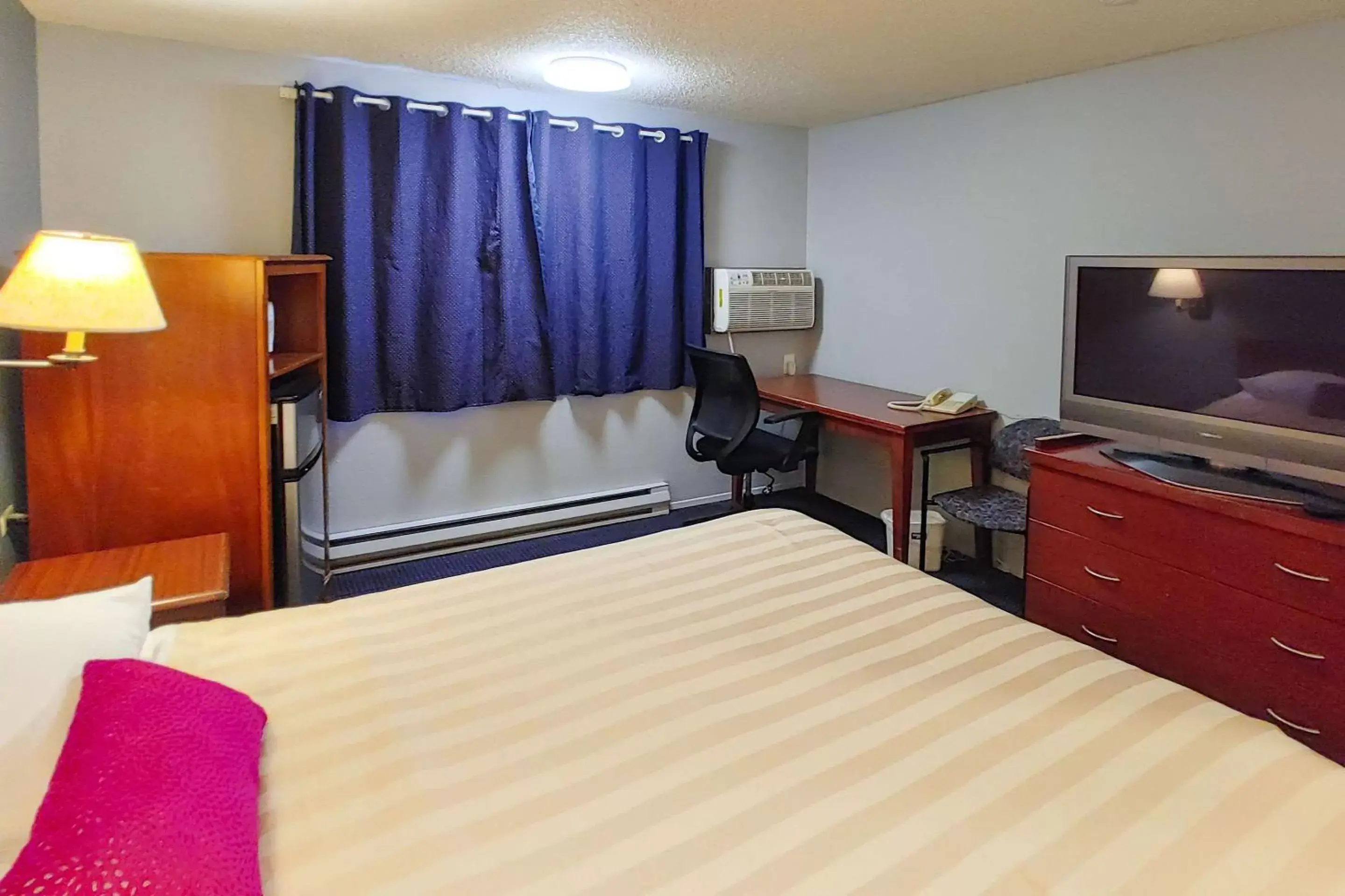 Bedroom, TV/Entertainment Center in Rodeway Inn Seatac