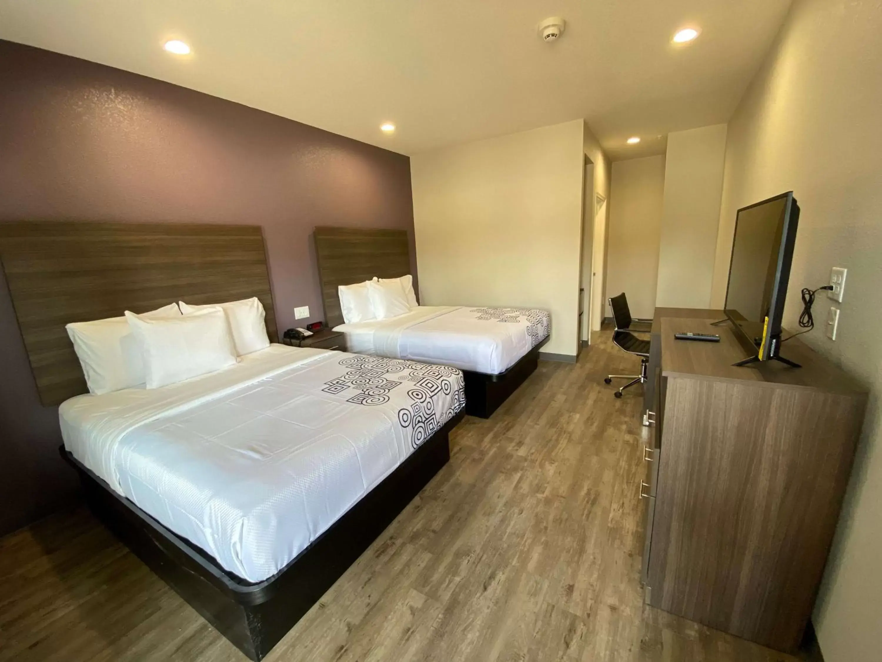 Photo of the whole room, Bed in SureStay Plus Hotel by Best Western Ada
