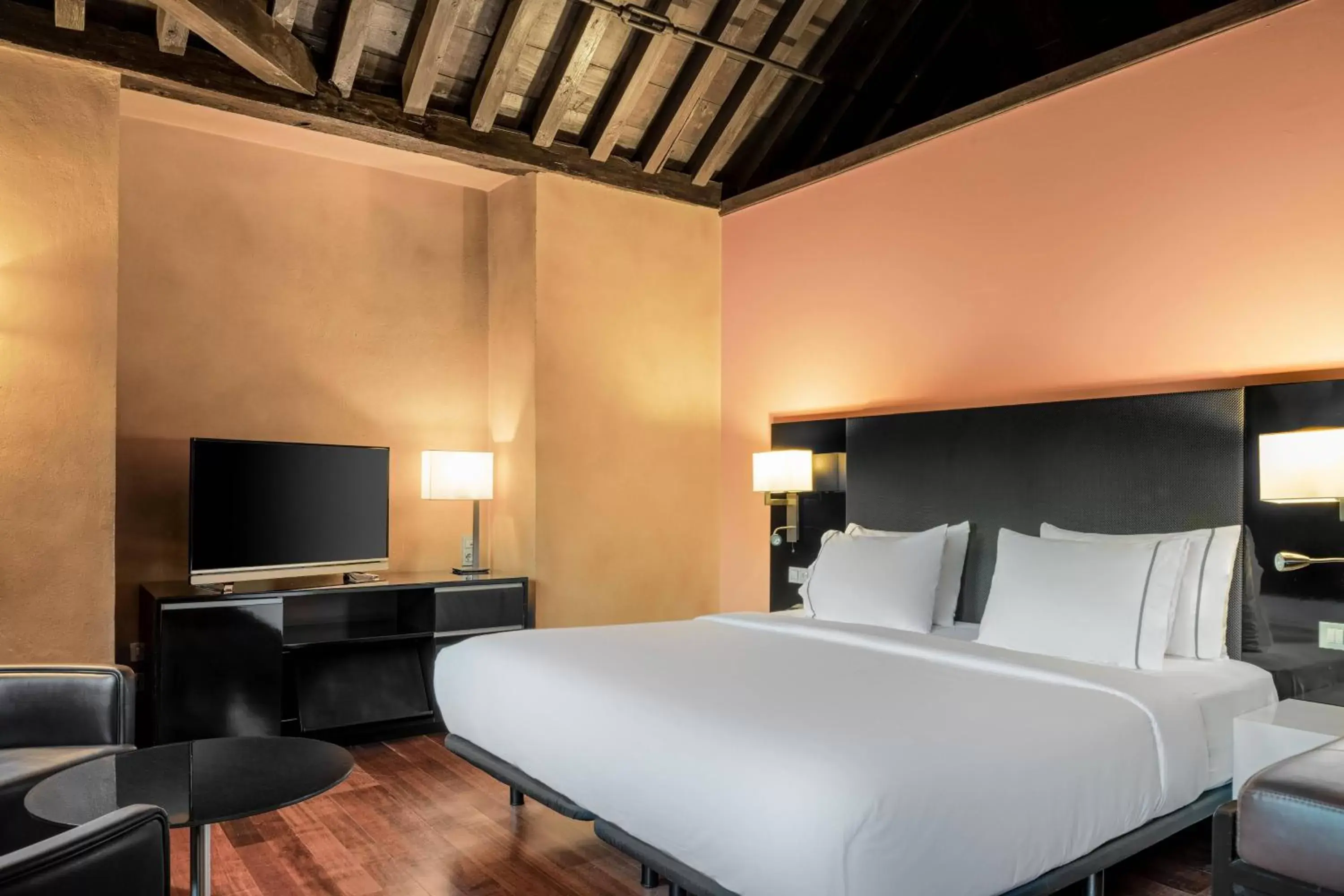 Photo of the whole room, Bed in Hotel Palacio de Santa Paula, Autograph Collection