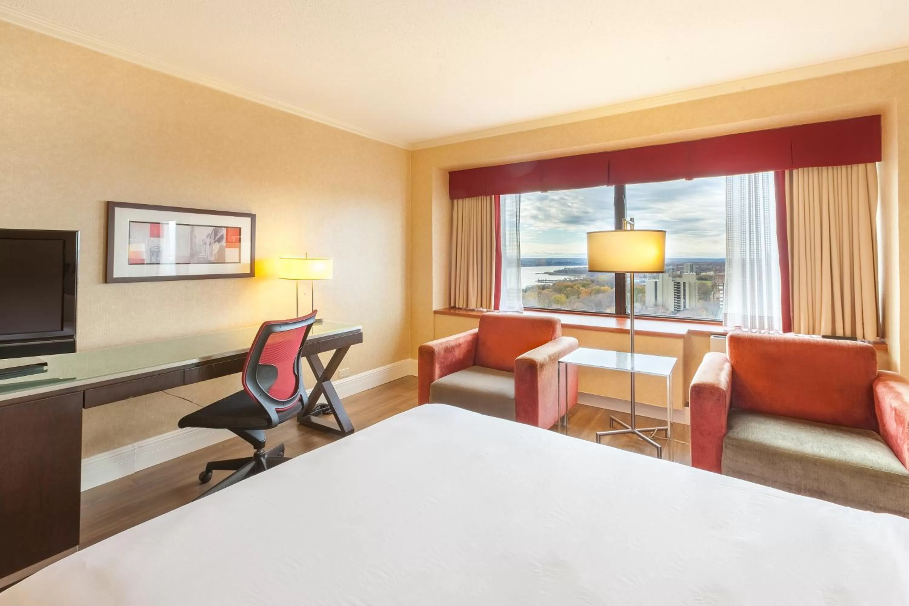 Photo of the whole room, Bed in Hôtel Le Concorde Québec