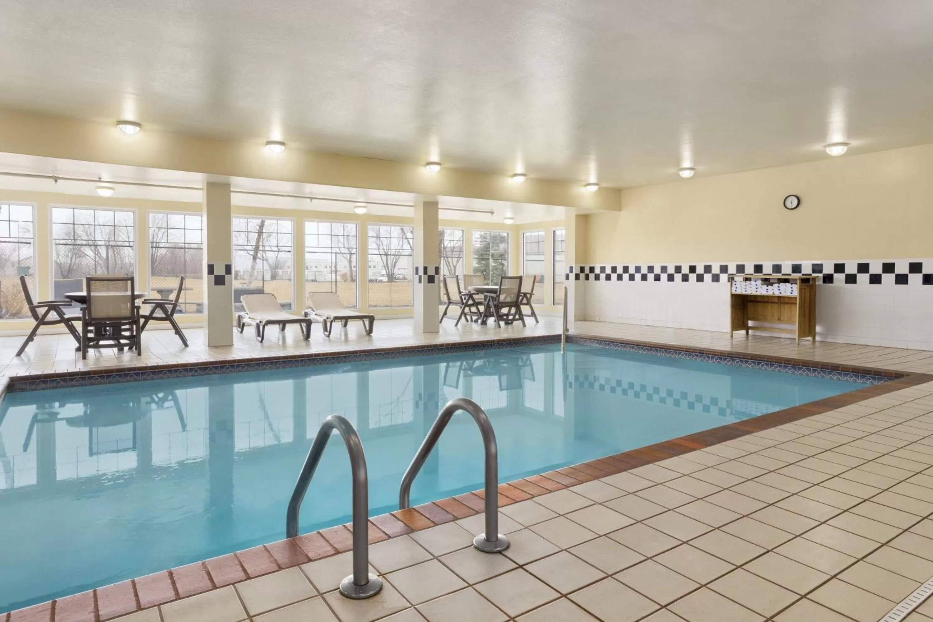 Swimming pool in Country Inn & Suites by Radisson, Omaha Airport, IA