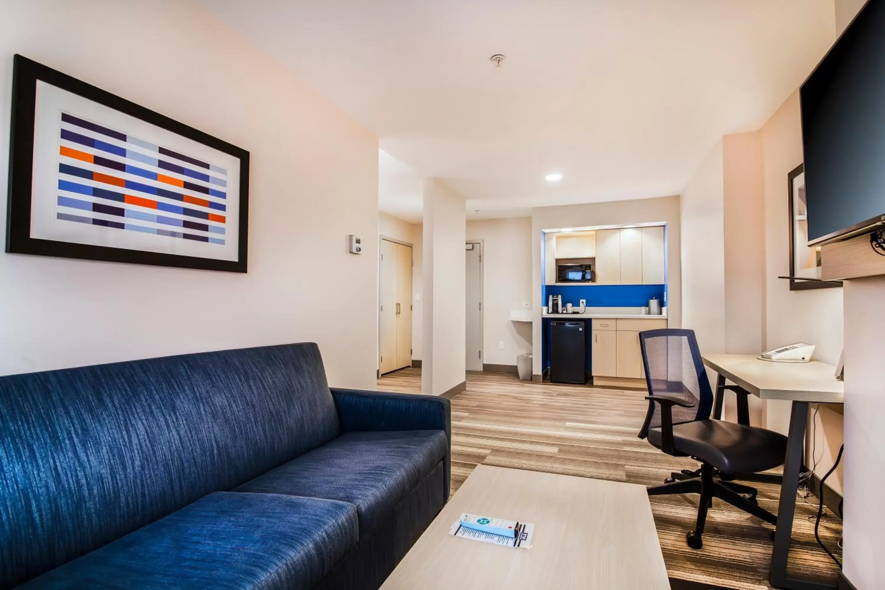 Photo of the whole room, Seating Area in Holiday Inn Express & Suites Langley, an IHG Hotel