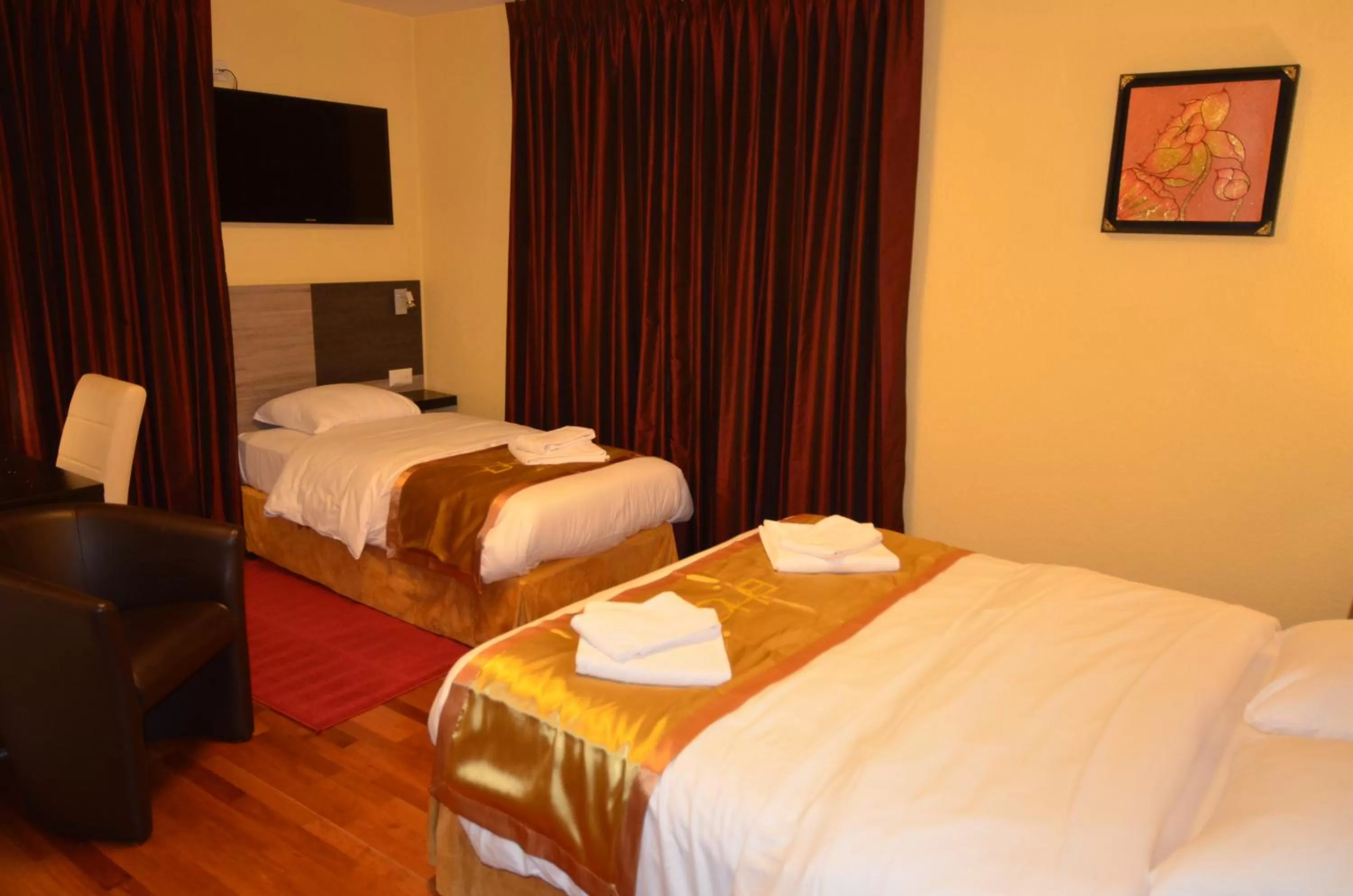 Photo of the whole room, Bed in Beausite