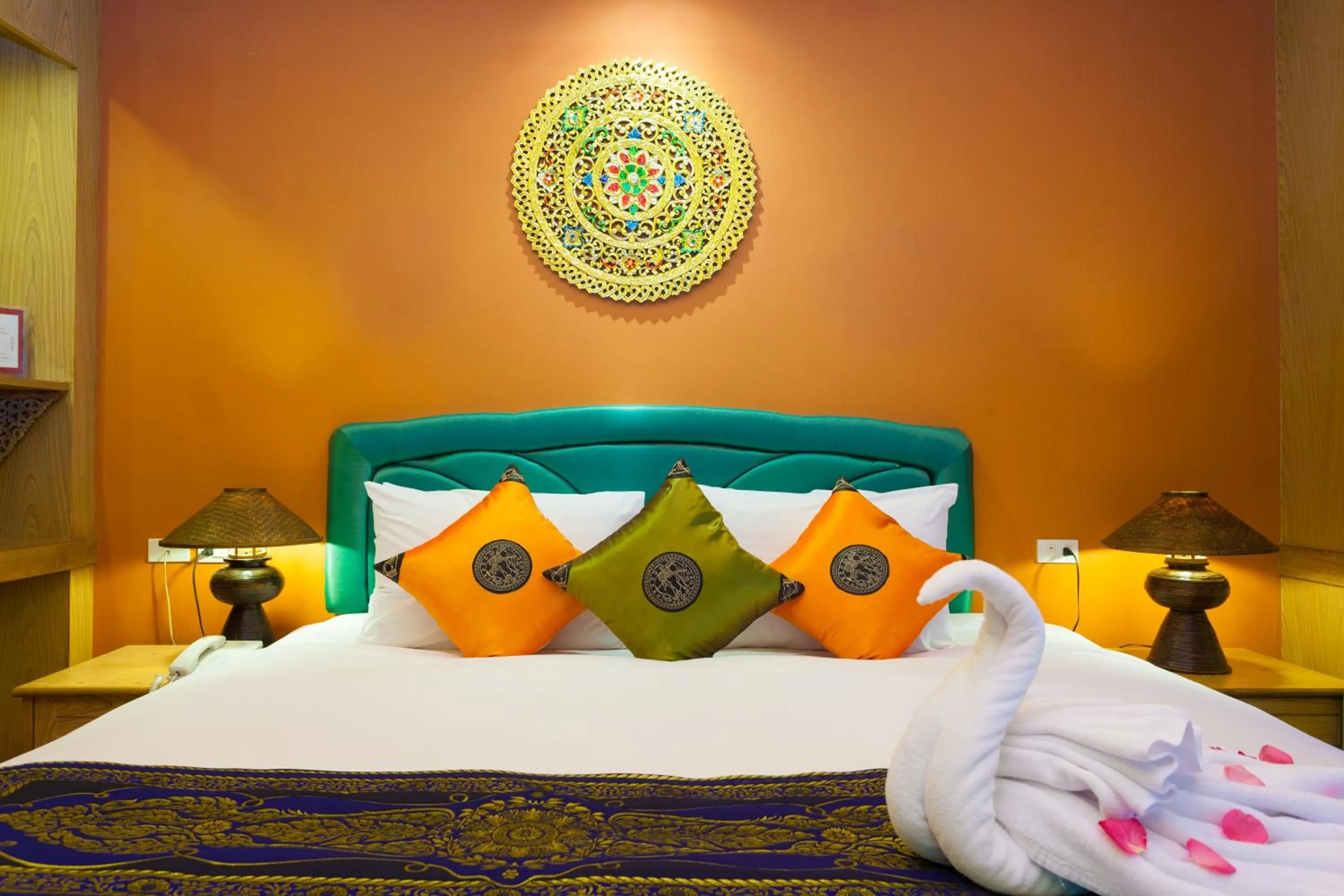 Bed in Royal Phawadee Village Patong - 2 Minutes walk to the beach