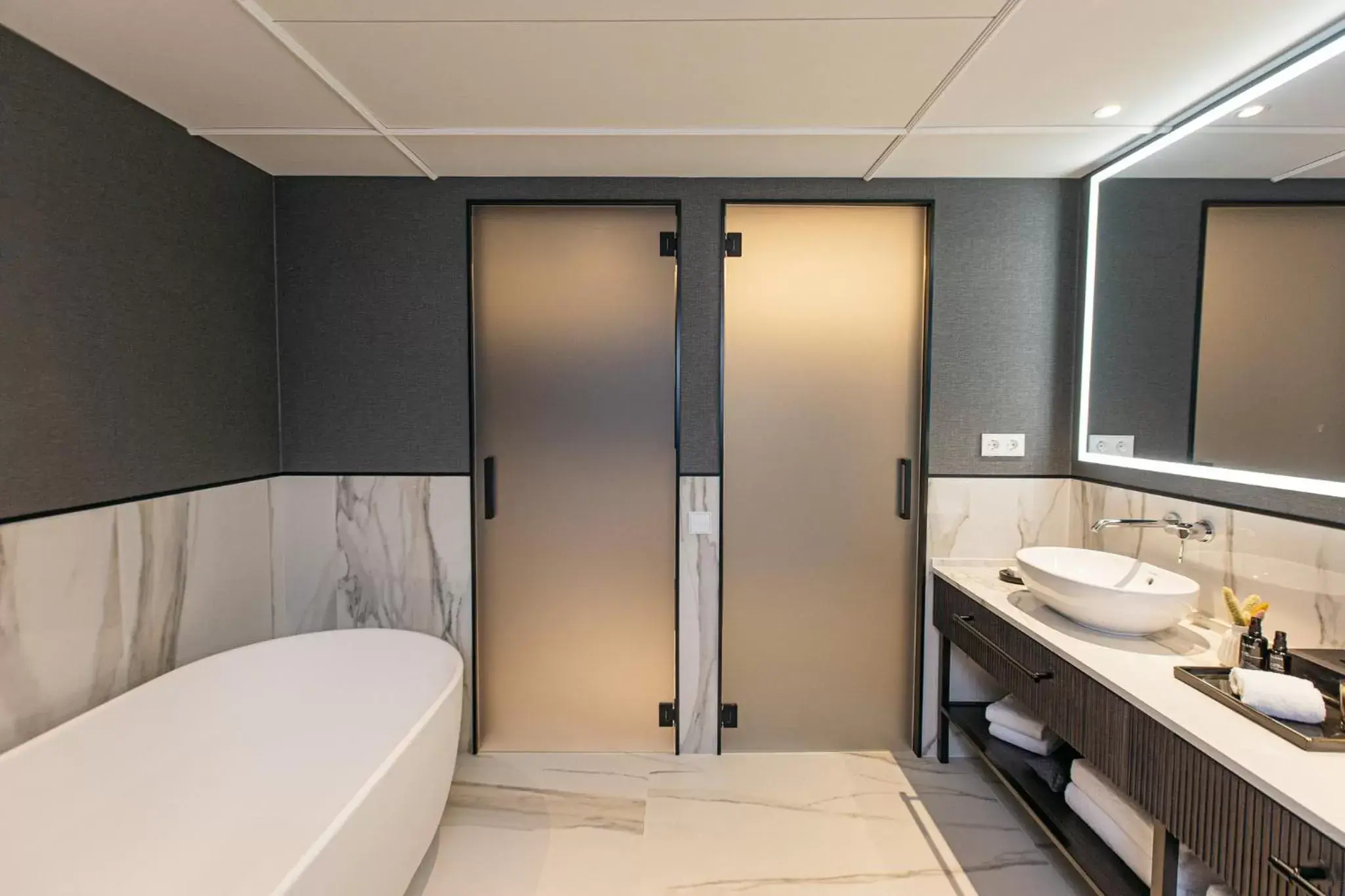Photo of the whole room, Bathroom in InterContinental Barcelona, an IHG Hotel