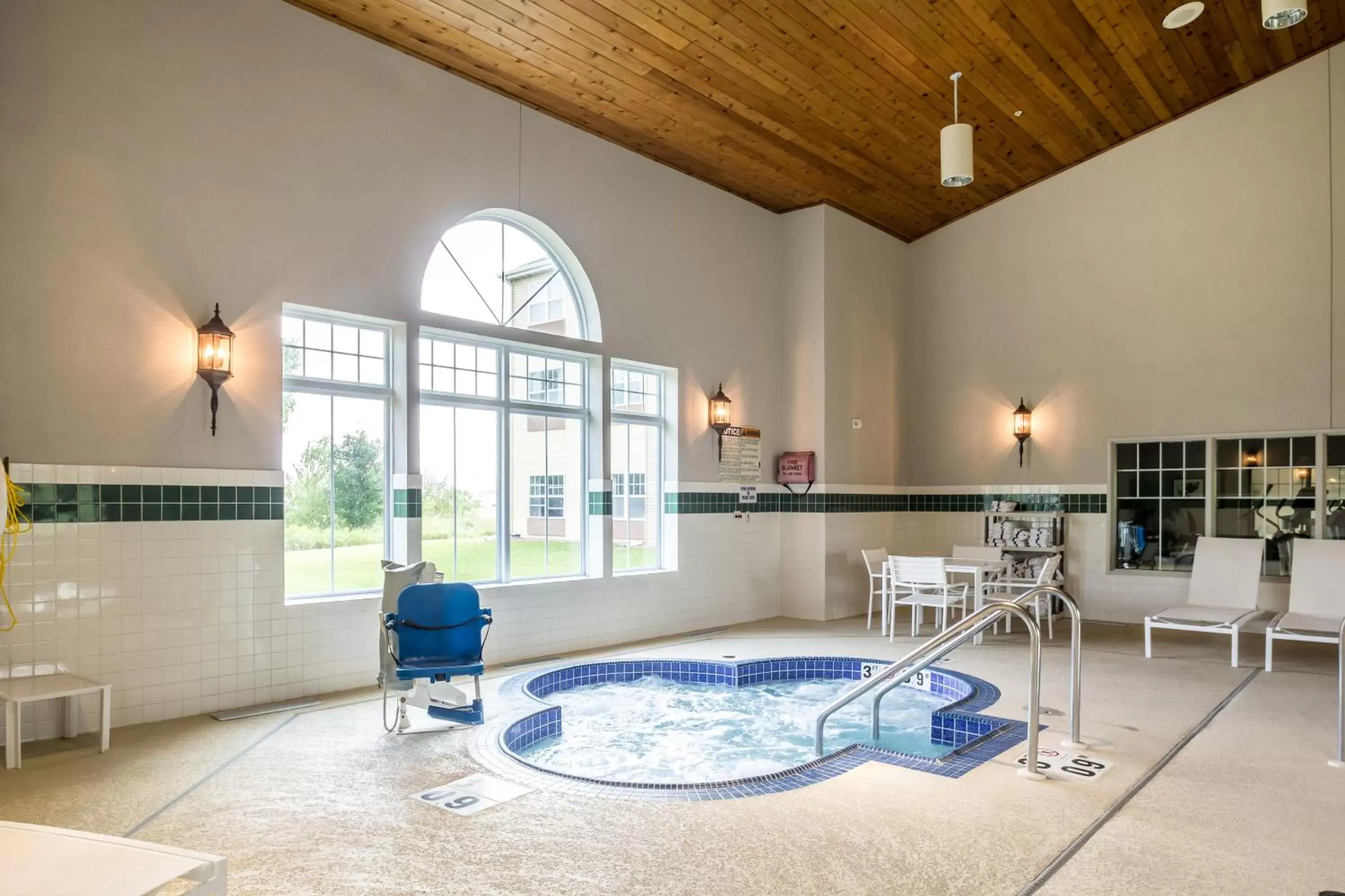 Hot Tub, Swimming Pool in Country Inn & Suites by Radisson, Fond du Lac, WI