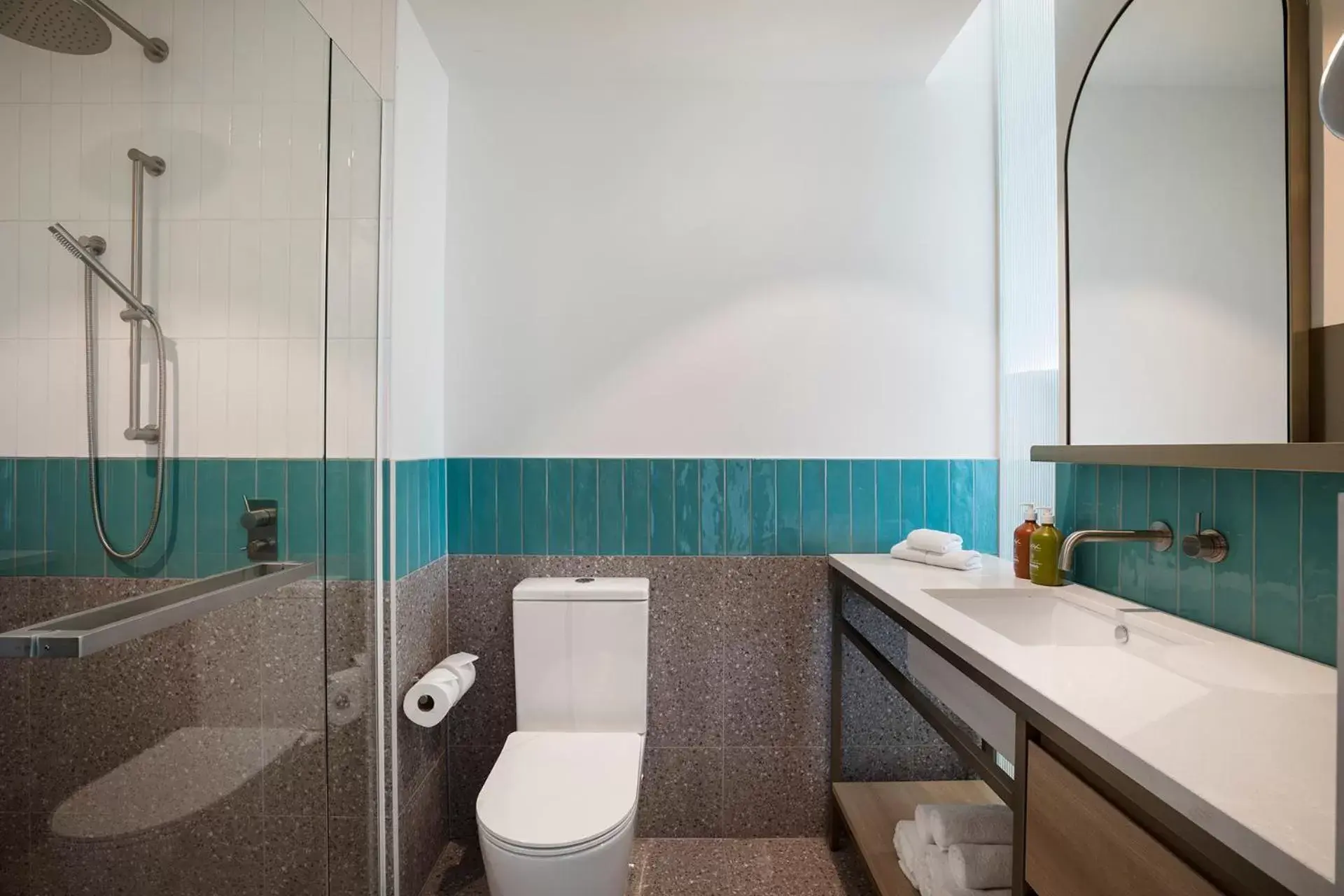 Shower, Bathroom in Holiday Inn & Suites Geelong, an IHG Hotel