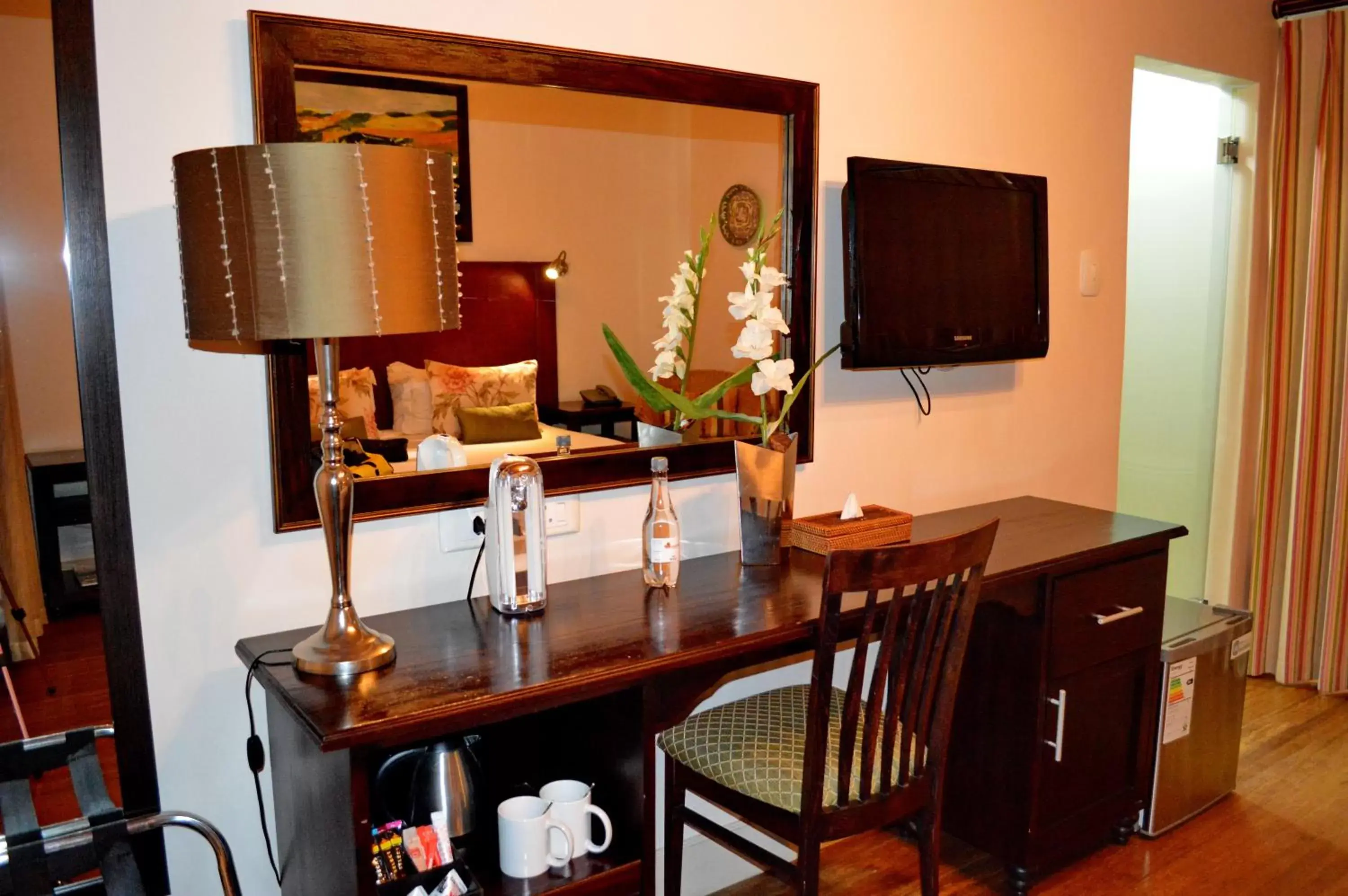 Coffee/tea facilities, TV/Entertainment Center in Oakhurst Hotel