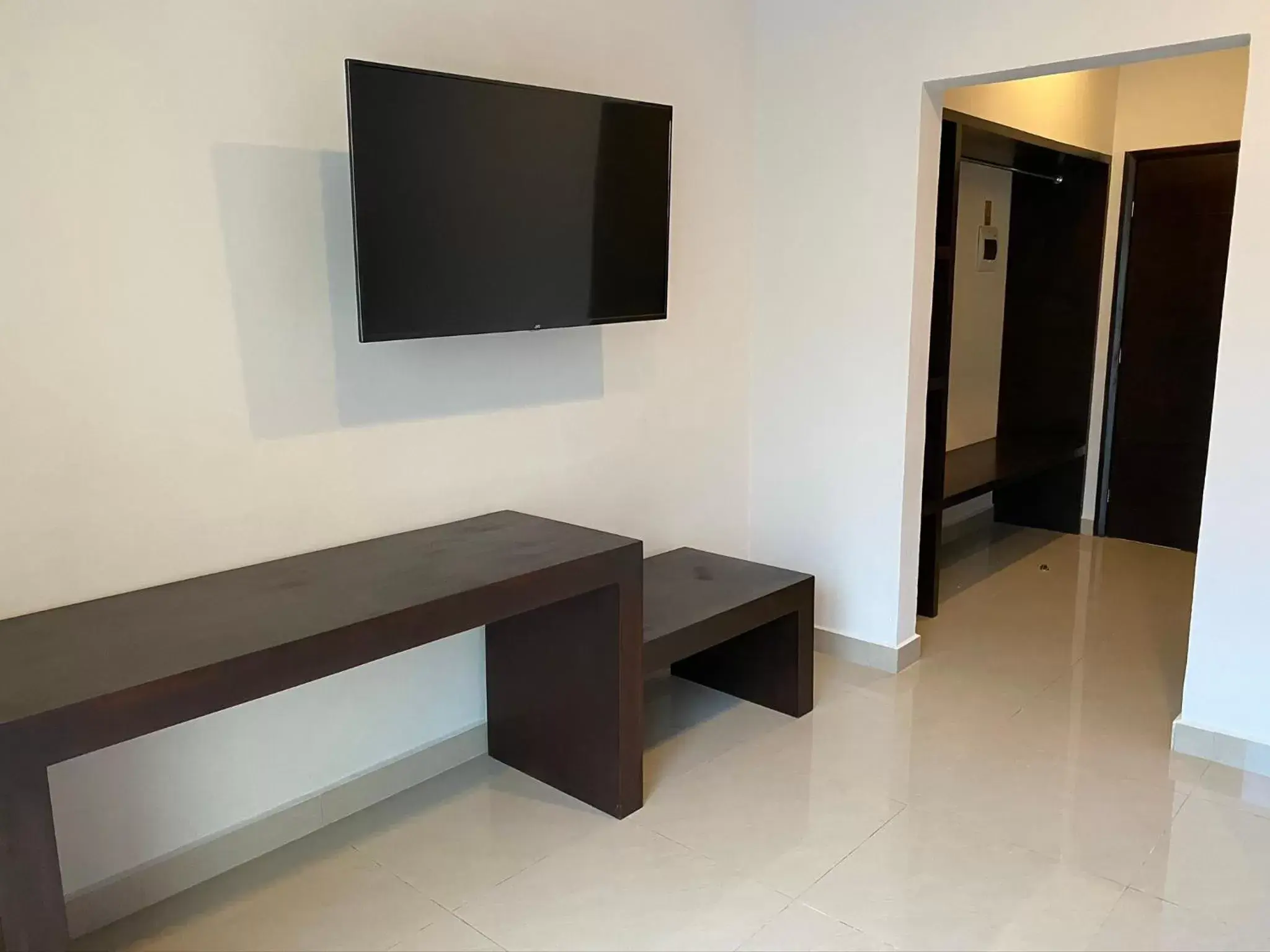 TV and multimedia, TV/Entertainment Center in Hotel Ambra