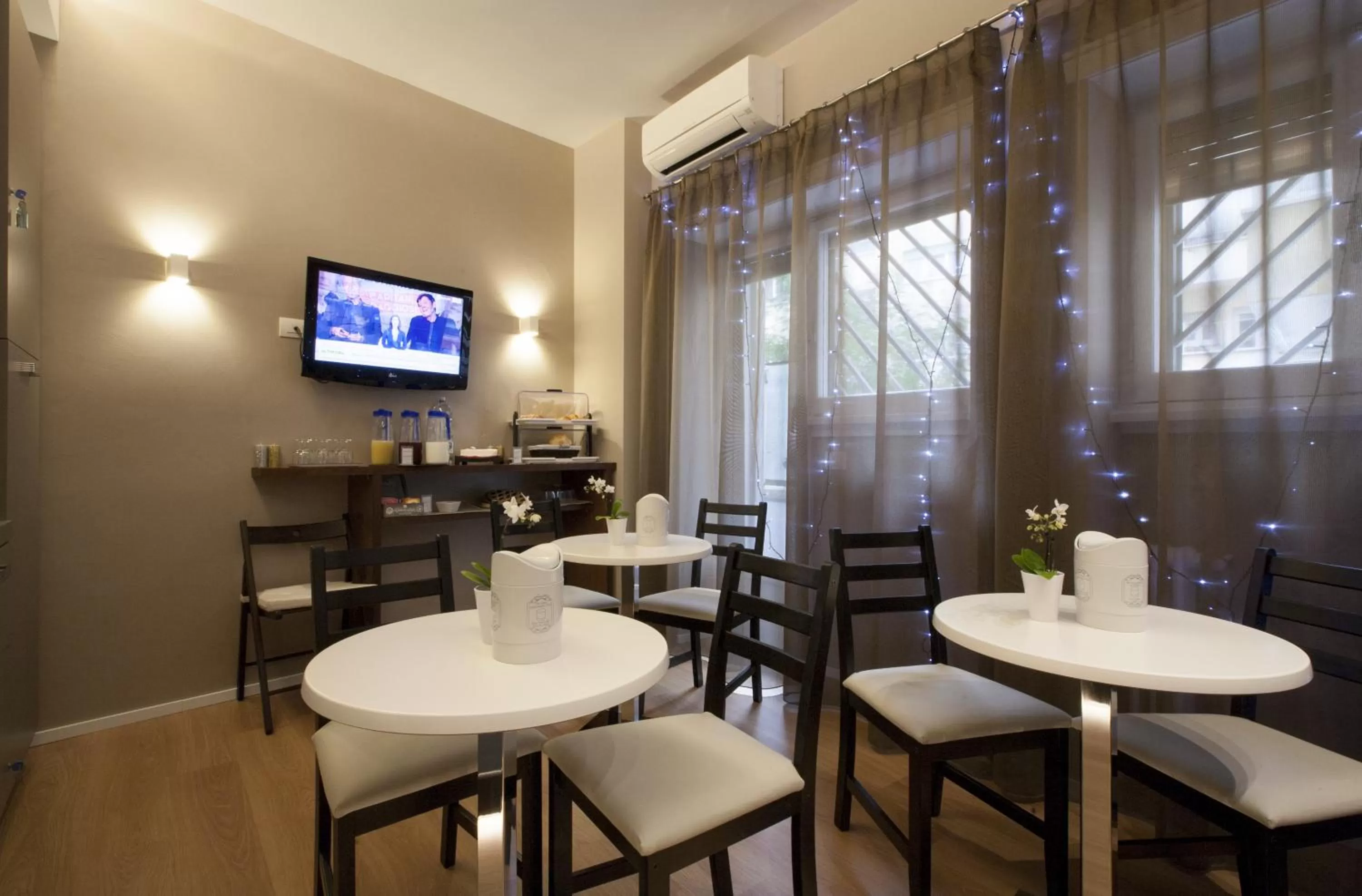 Communal lounge/ TV room in NG Guest House Roma San Pietro