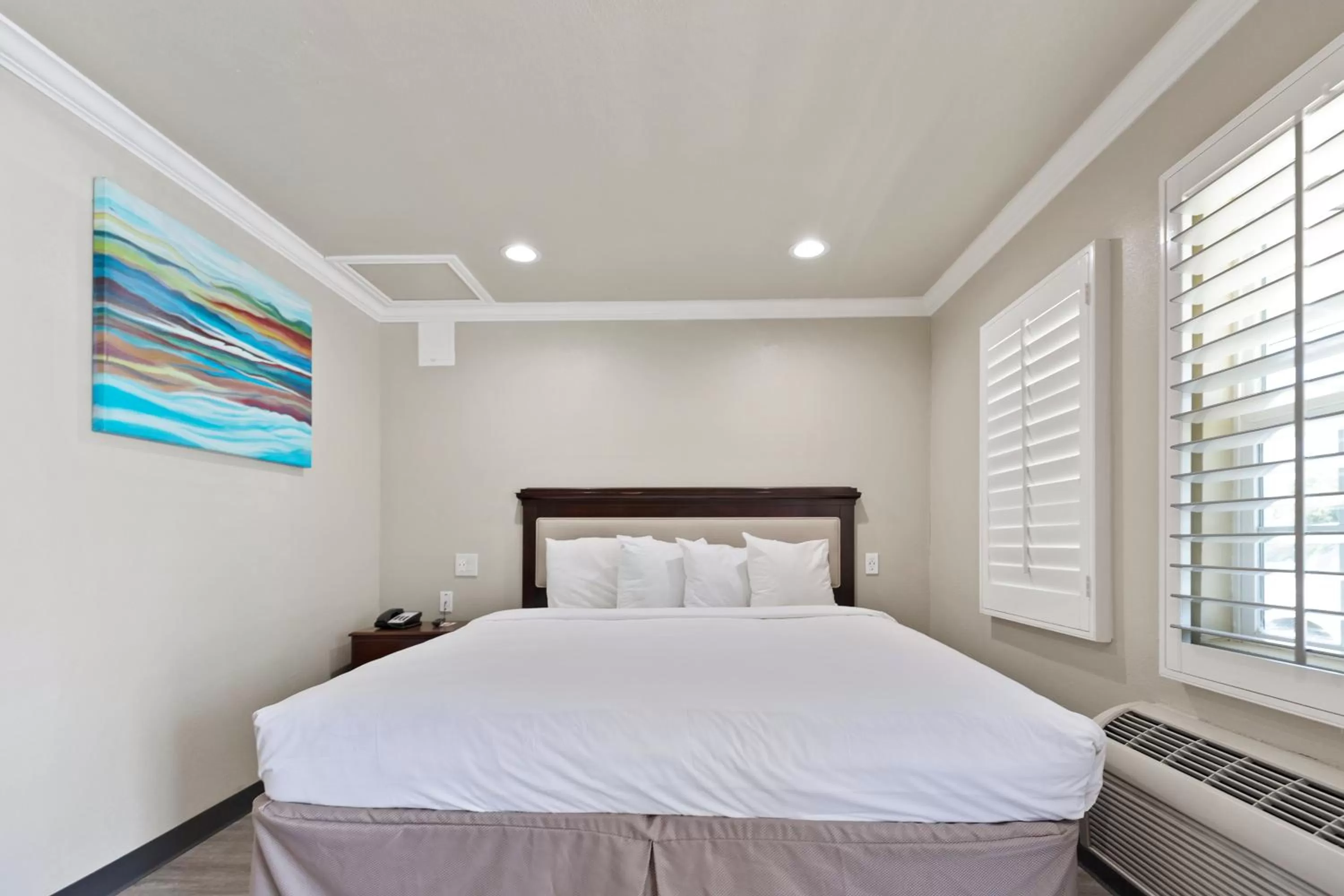 Bed in Le Blanc Inn & Suites