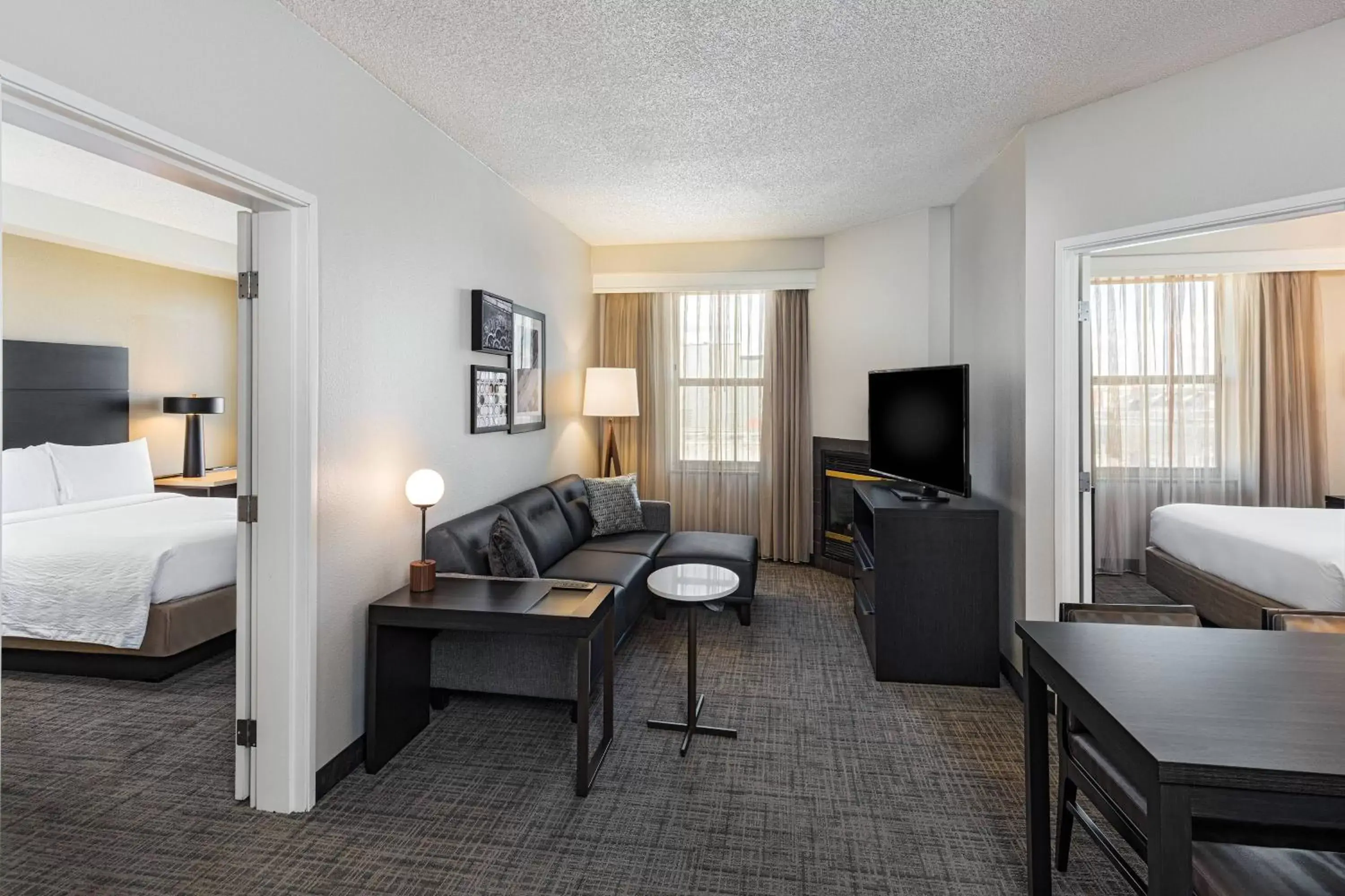 Bedroom, TV/Entertainment Center in Residence Inn Louisville Downtown