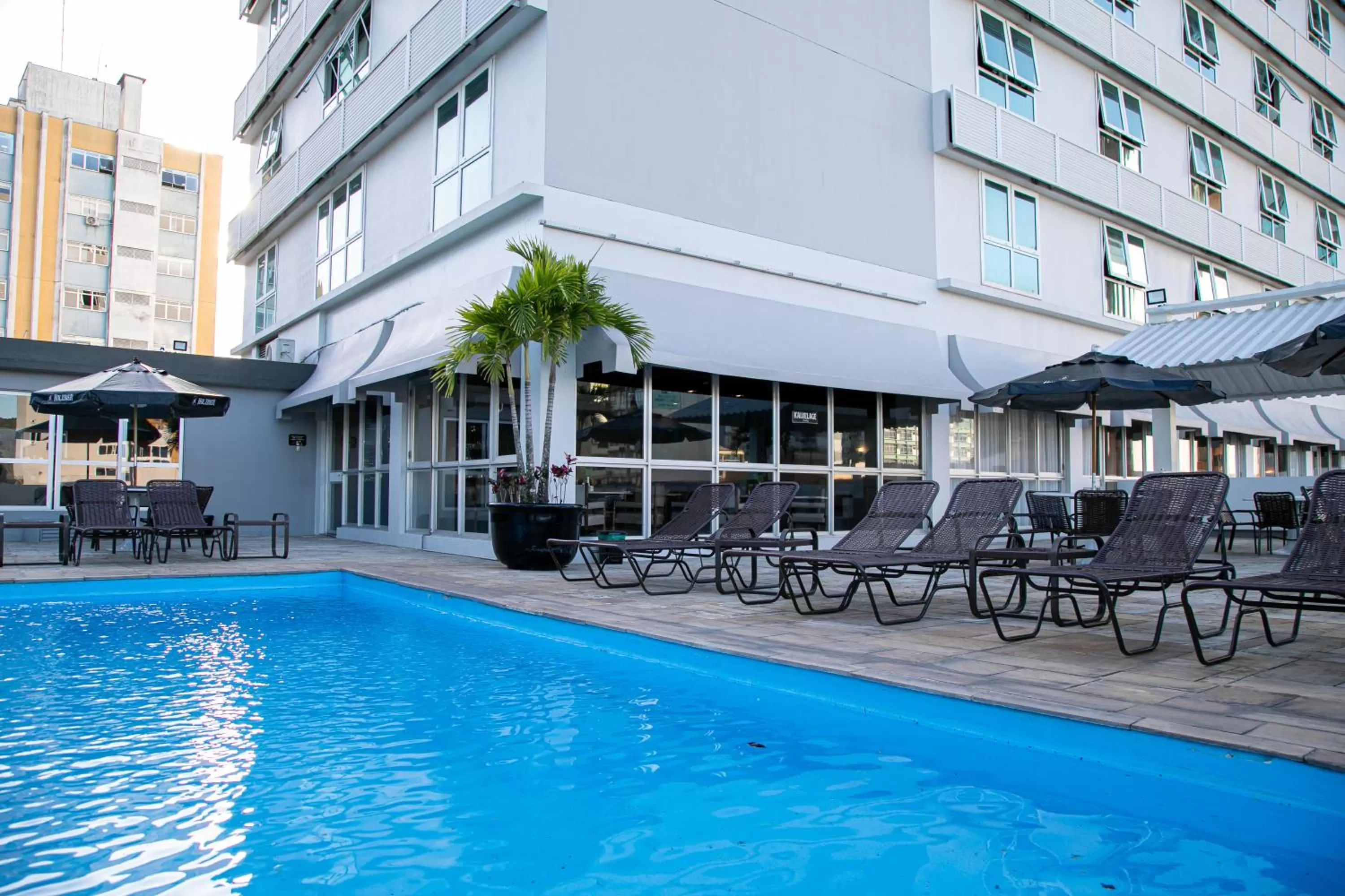 Swimming pool in Plaza Blumenau Hotel