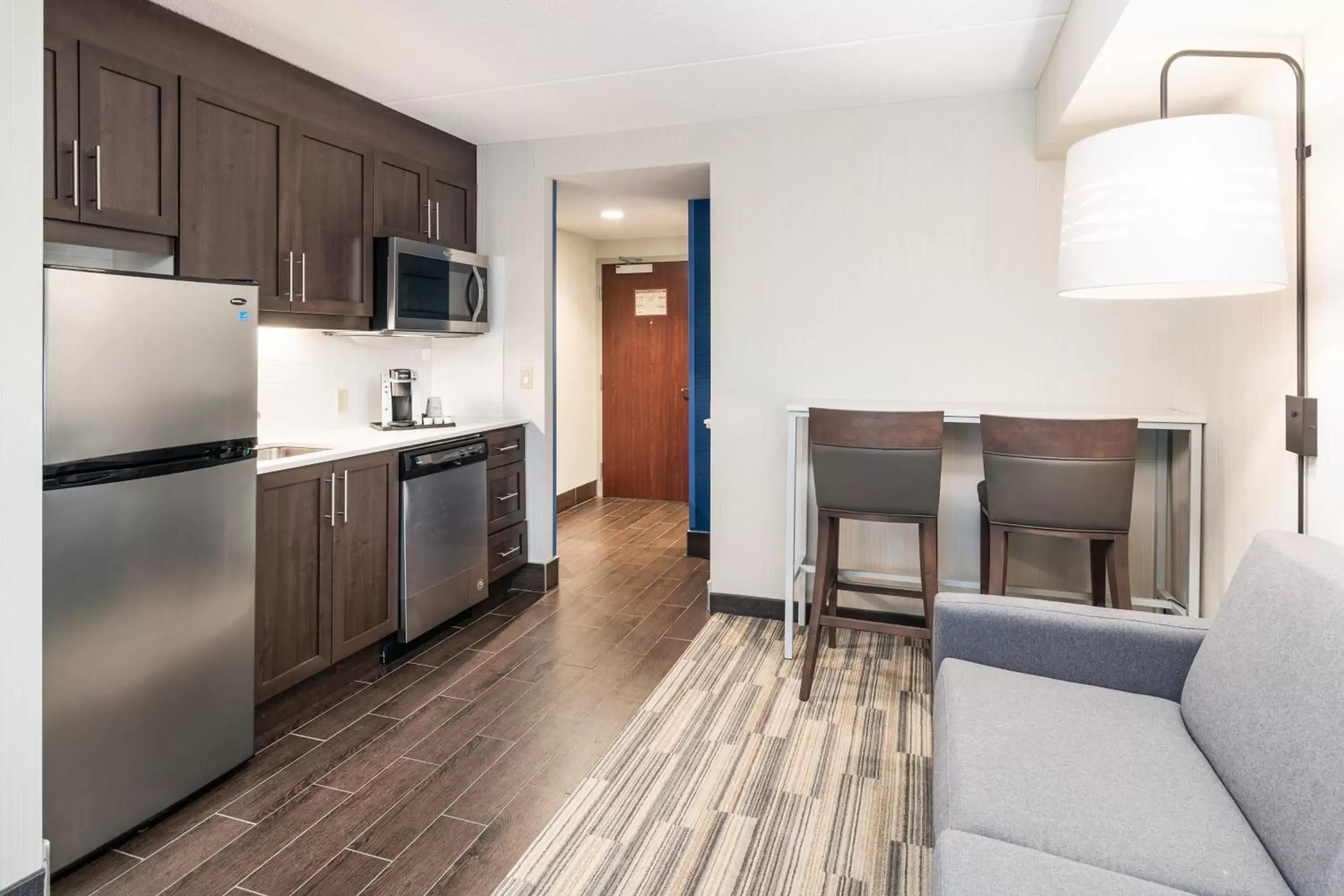Photo of the whole room, Kitchen/Kitchenette in Holiday Inn Express Hotel & Suites Milton, an IHG Hotel