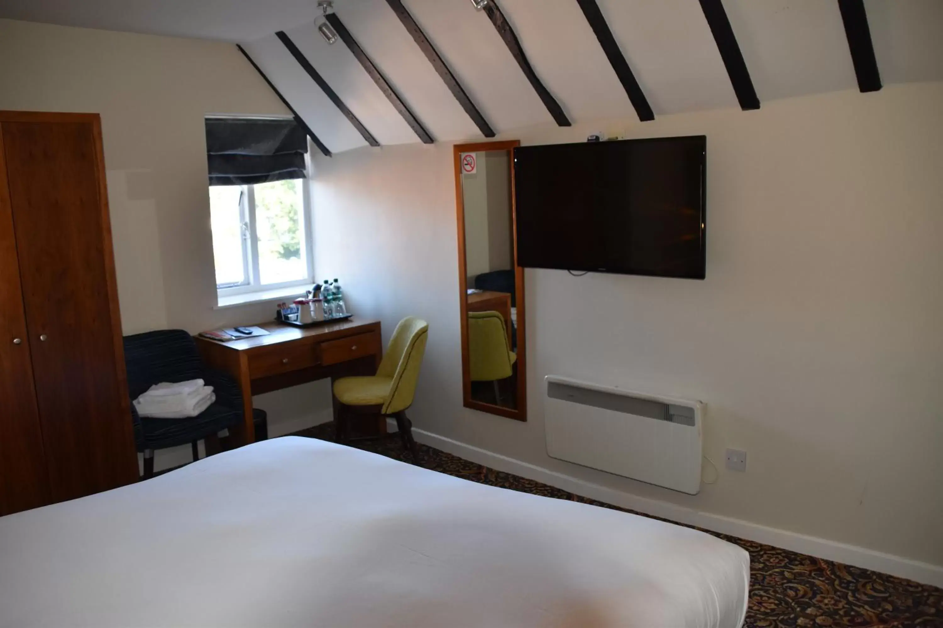 Bedroom, TV/Entertainment Center in George Hotel Wetherspoon