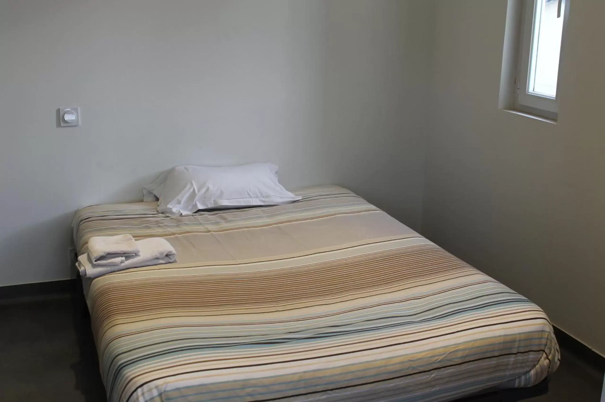 Bedroom, Bed in Hôtel et Restaurant de la Gare Torigny-les-Villes