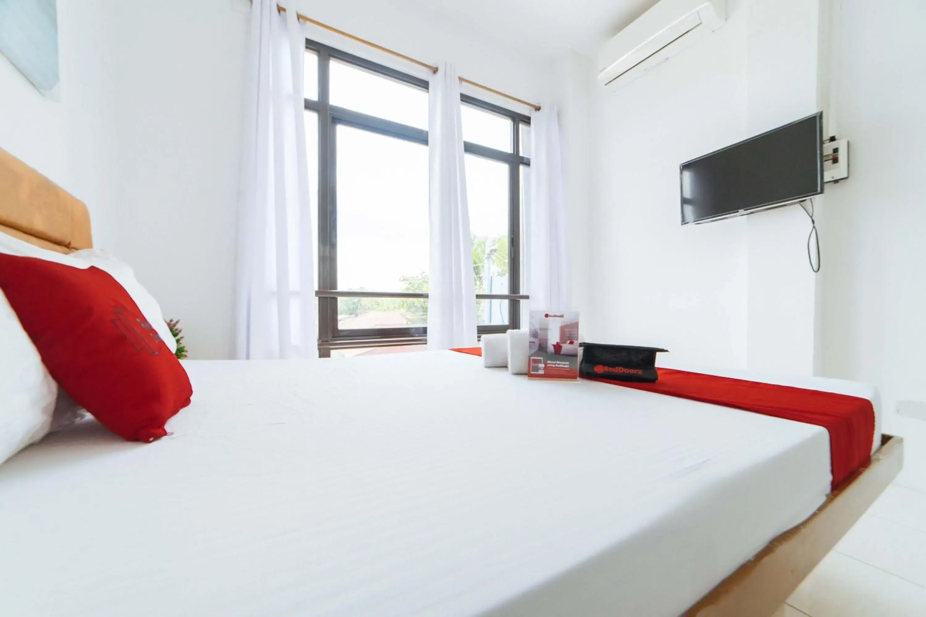 Bedroom, Bed in RedDoorz Plus near Dadiangas Heights