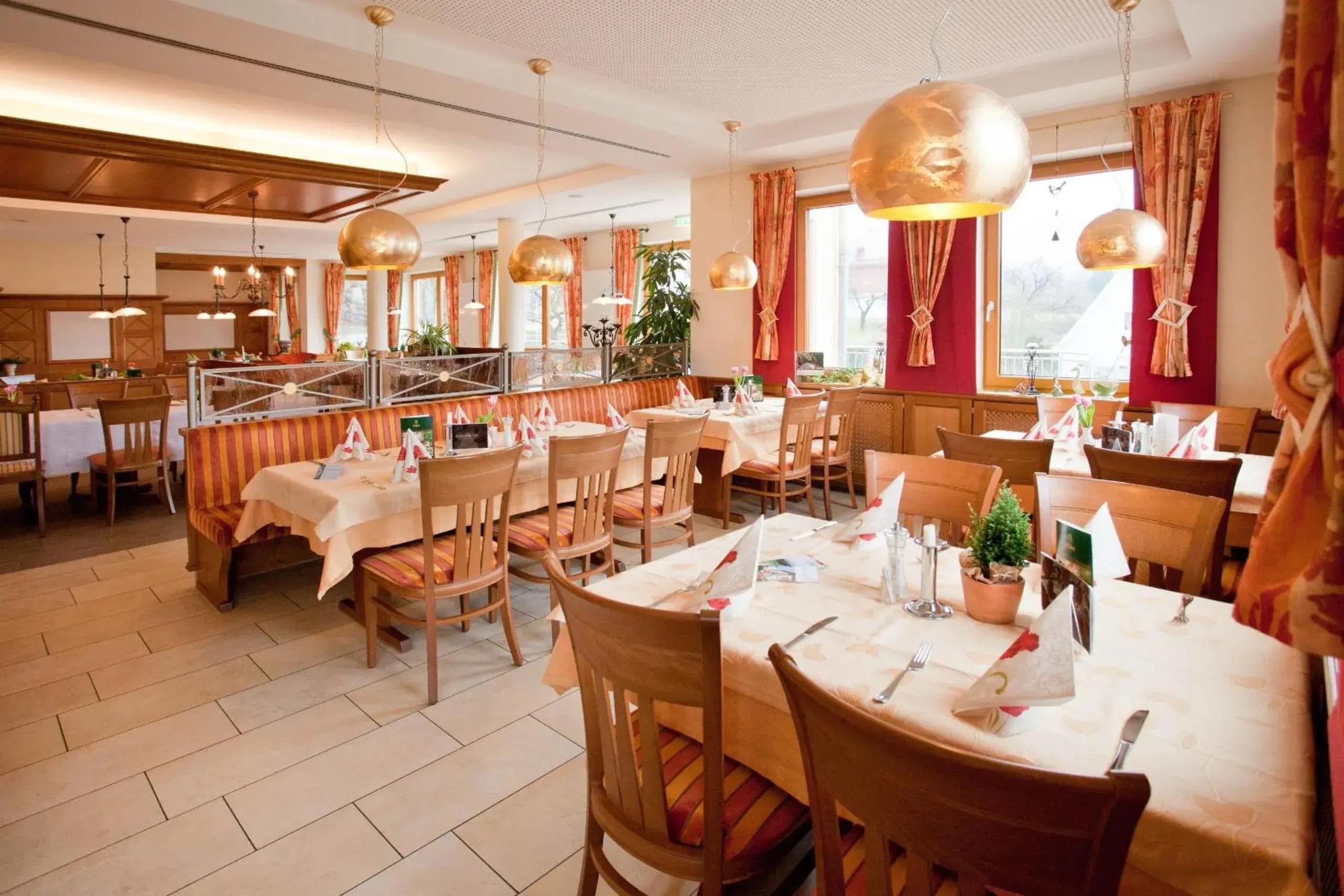 Restaurant/Places to Eat in Landhotel-Gasthof Grüner Baum