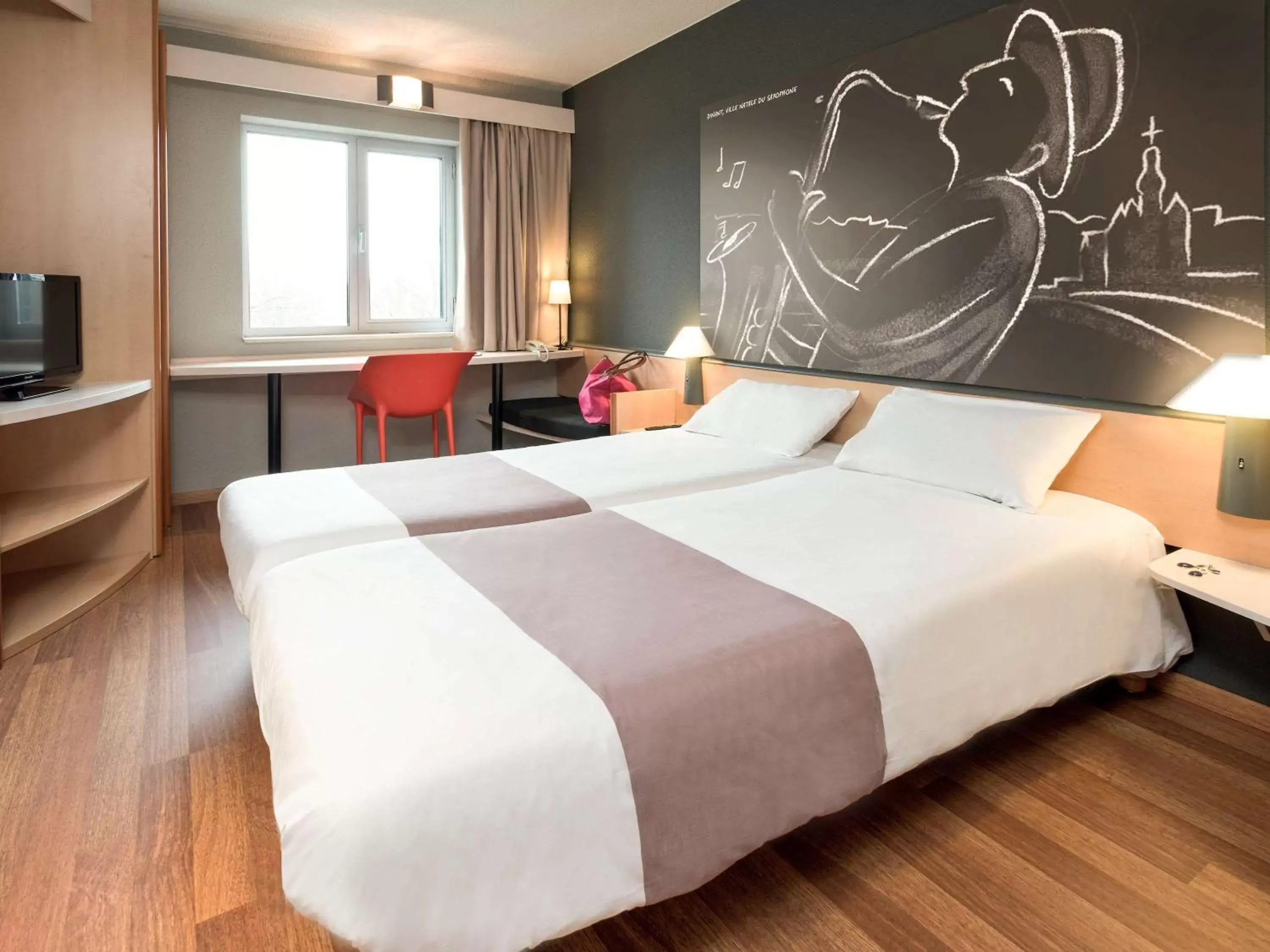 Photo of the whole room, Bed in ibis Dinant Centre