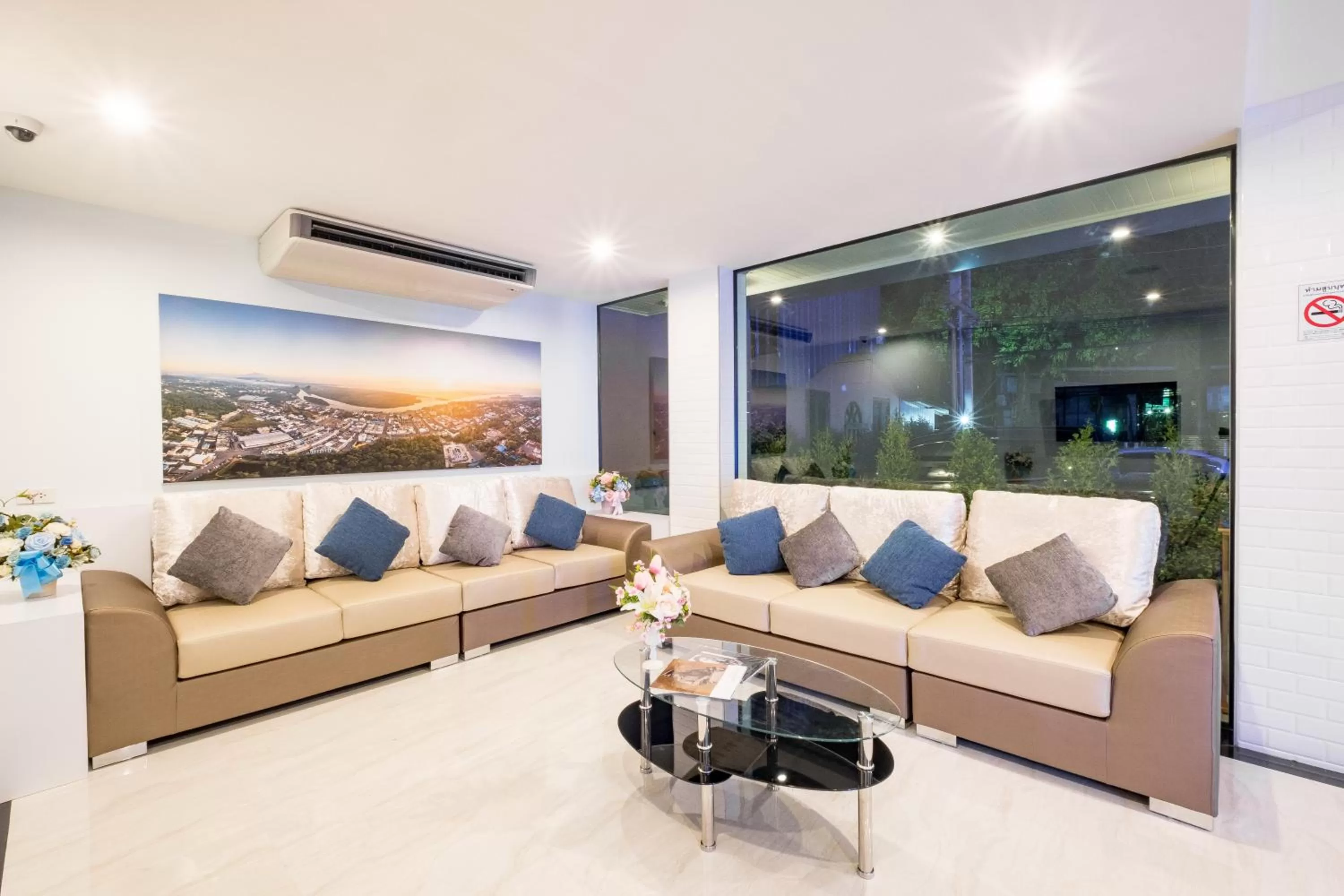 Communal lounge/ TV room in Sita Krabi Hotel