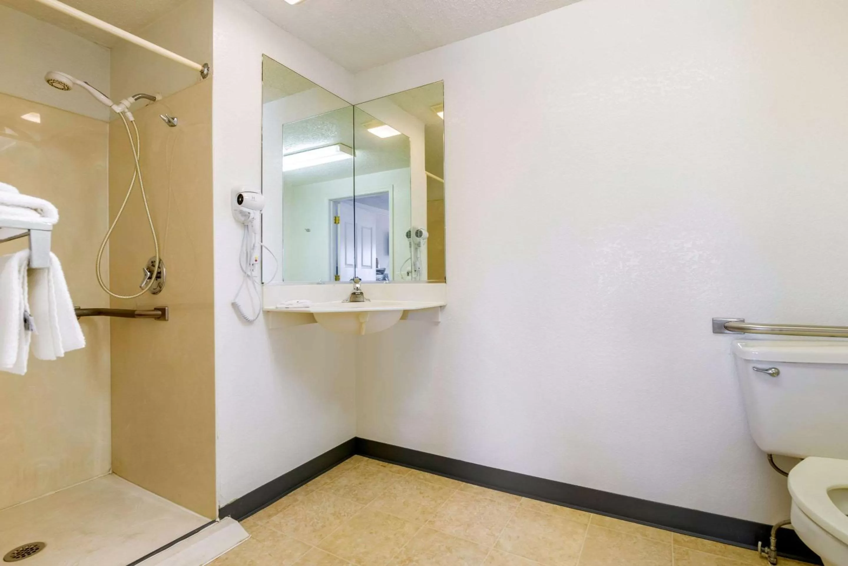 Bedroom, Bathroom in Rodeway Inn Hilliard/Columbus