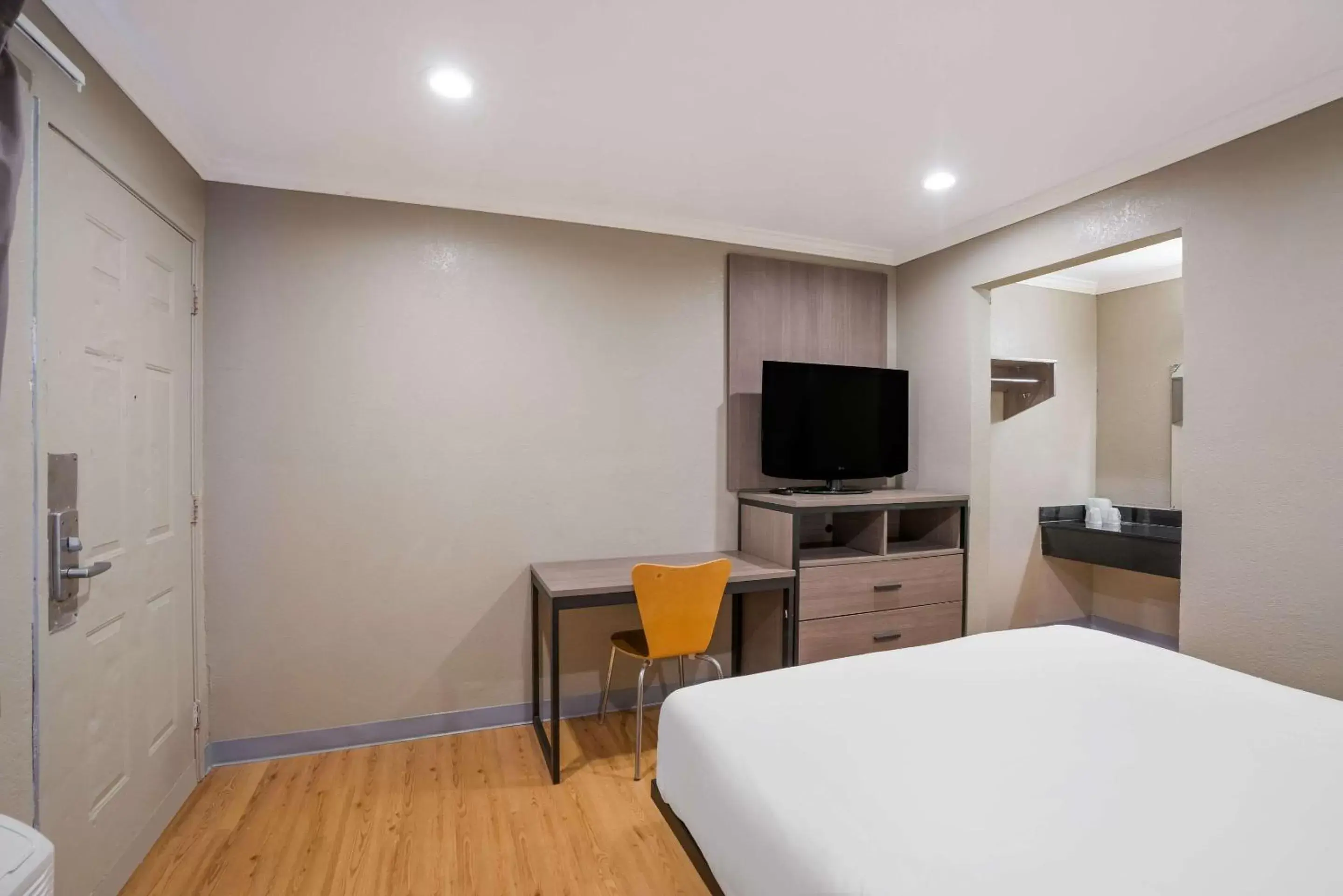 Bedroom, TV/Entertainment Center in Econo Lodge