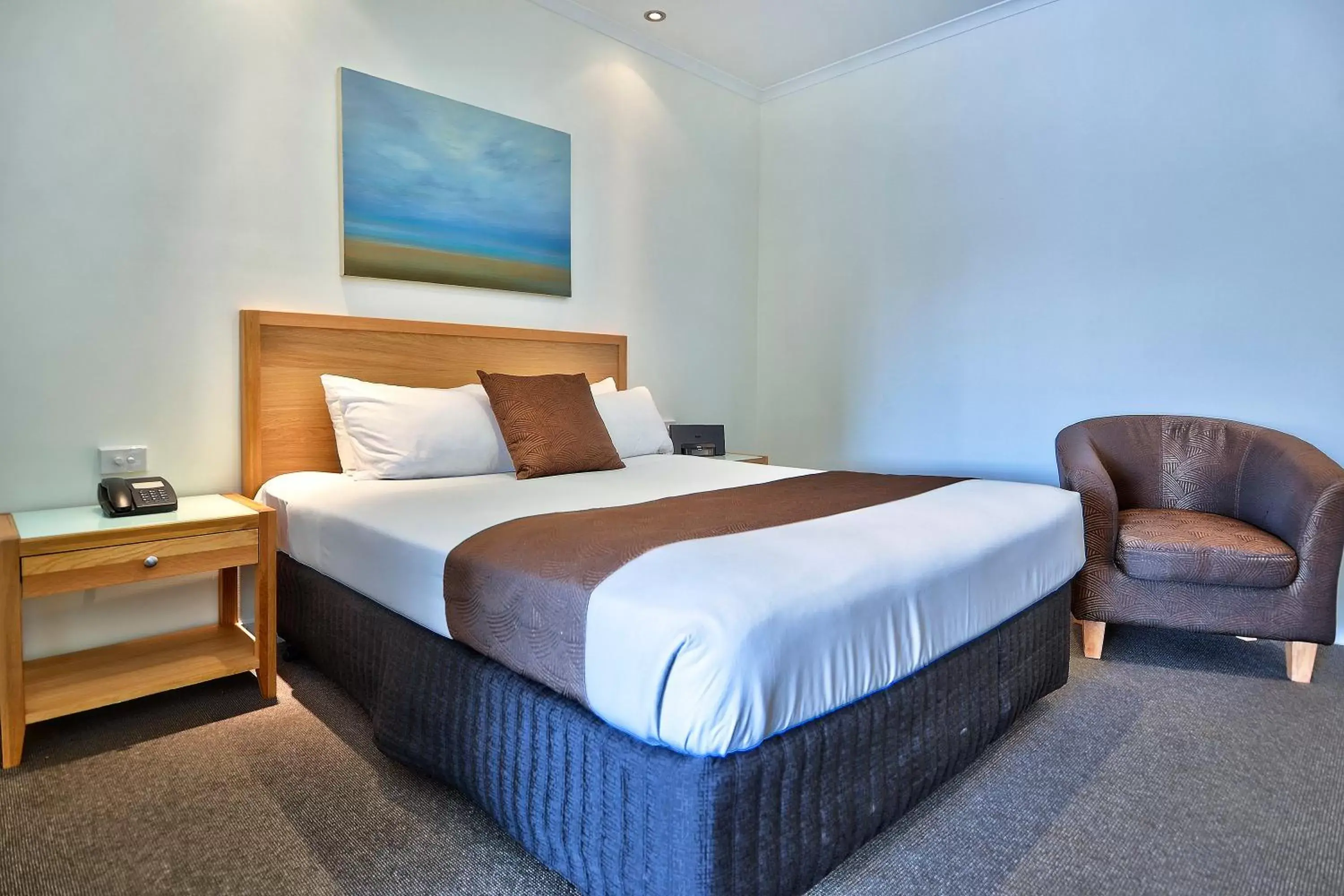 Bed in BEST WESTERN Geelong Motor Inn & Serviced Apartments