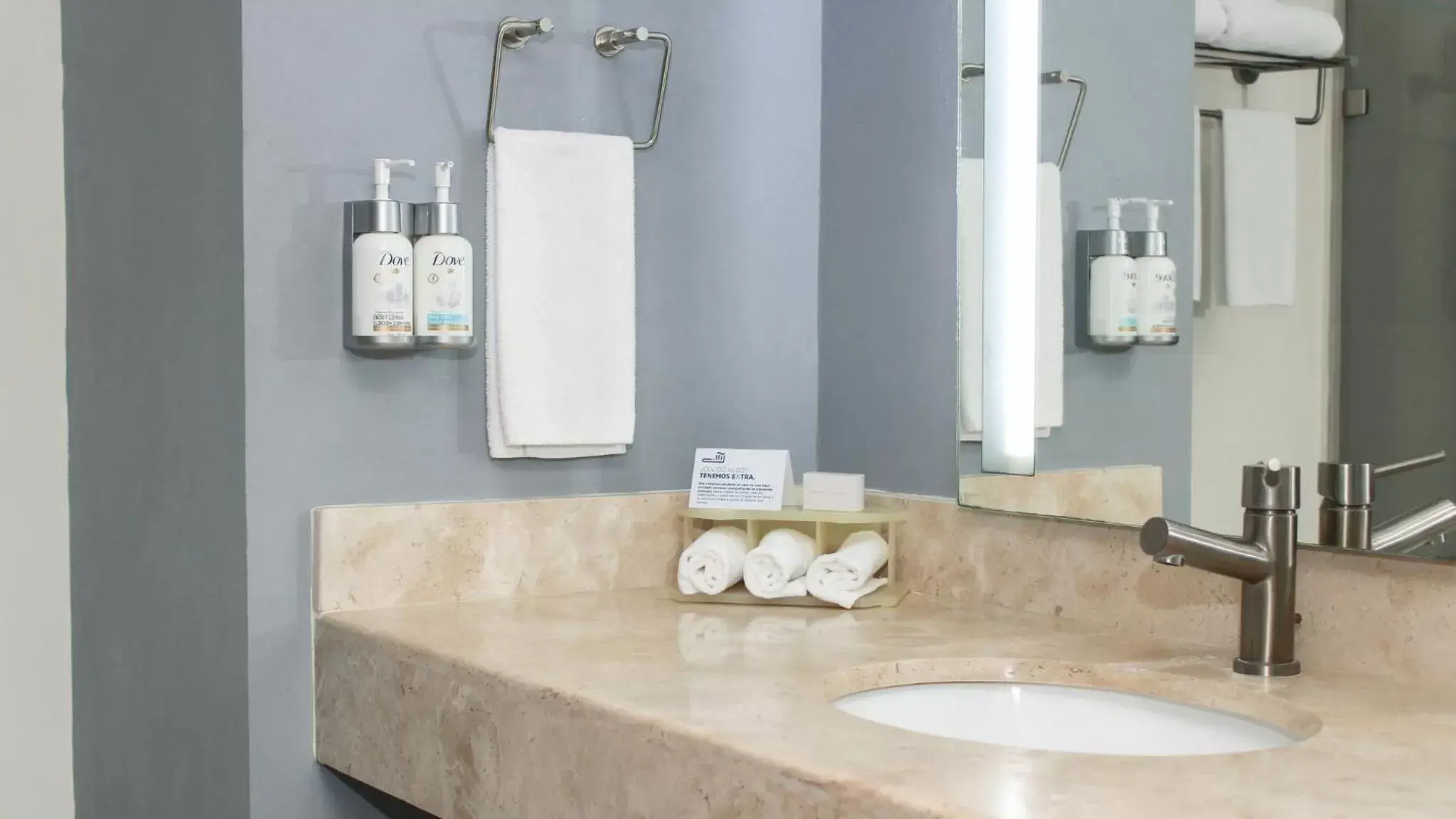 Photo of the whole room, Bathroom in Holiday Inn Express Culiacan, an IHG Hotel