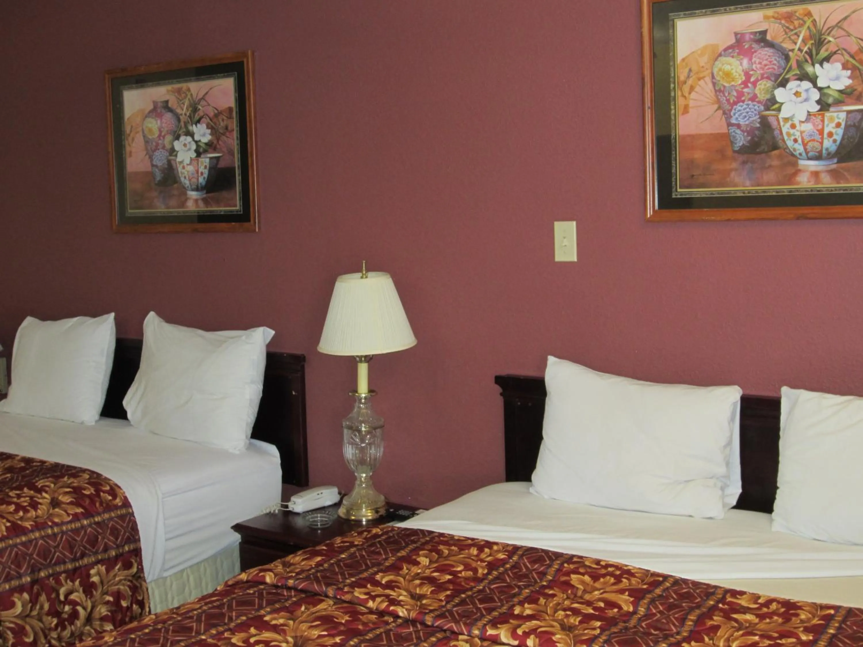 Bedroom, Bed in First Western Inn - Fairmont City