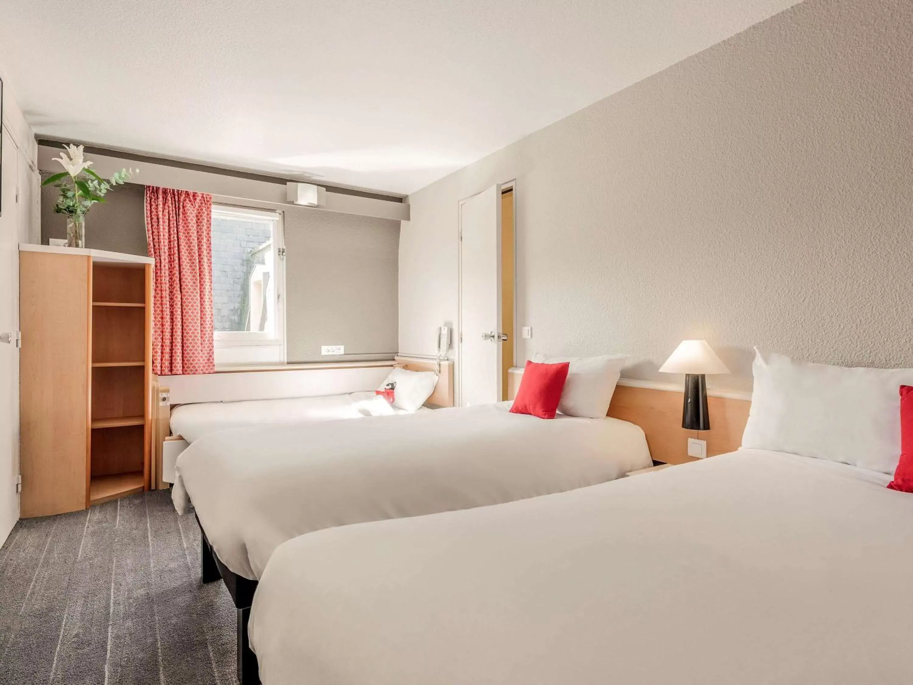 Photo of the whole room, Bed in ibis Lourdes Centre Gare