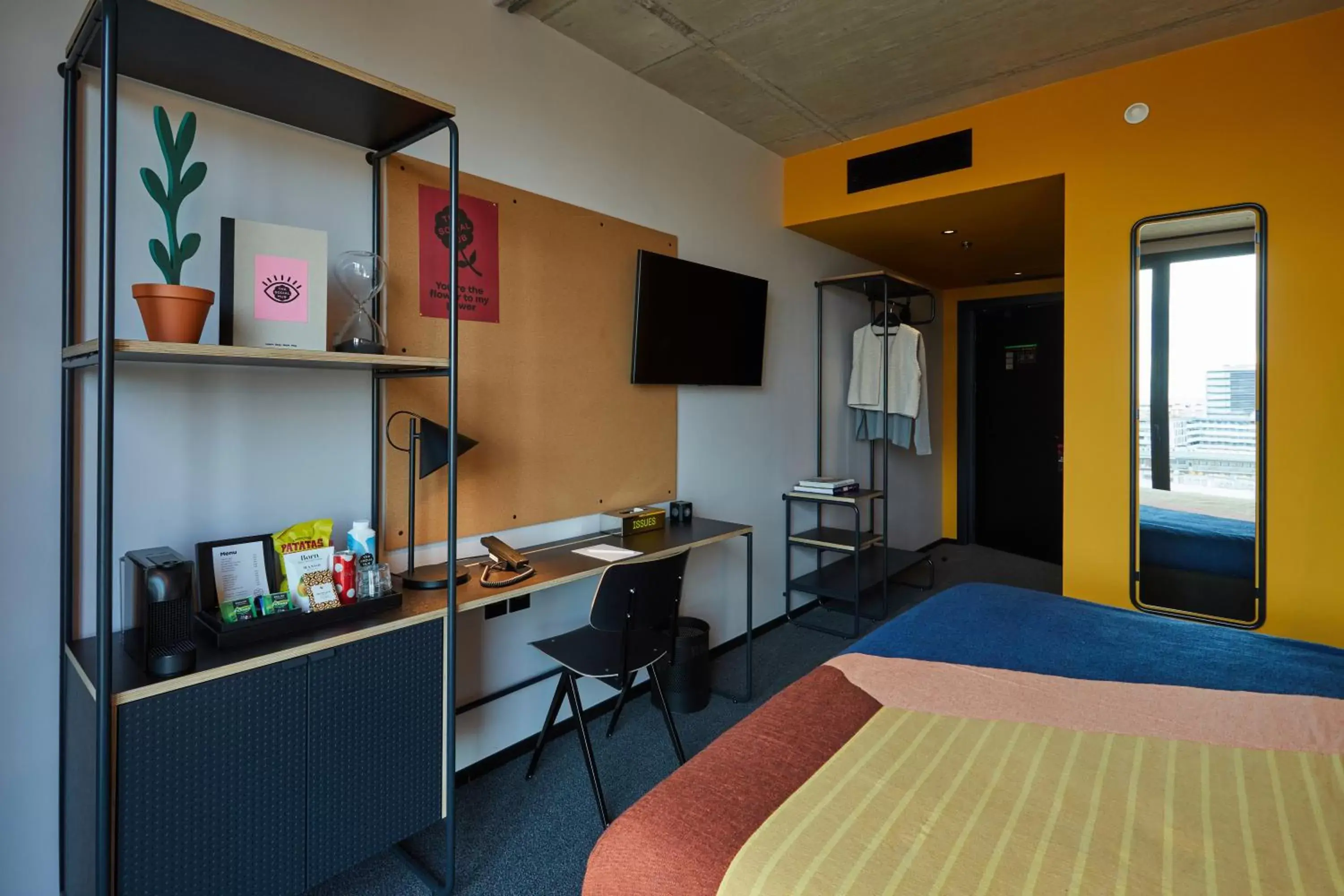 Bedroom, TV/Entertainment Center in The Social Hub Barcelona Poblenou