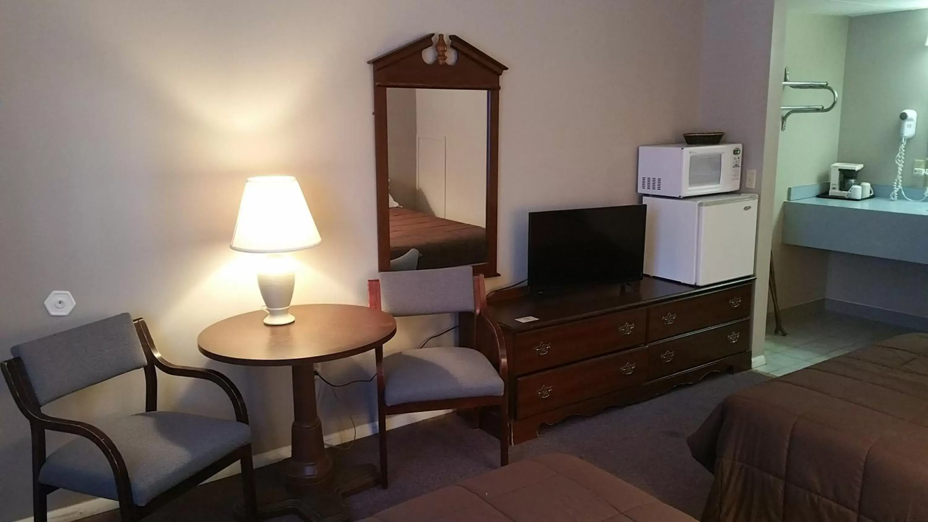Photo of the whole room, TV/Entertainment Center in Coach Stop Motel