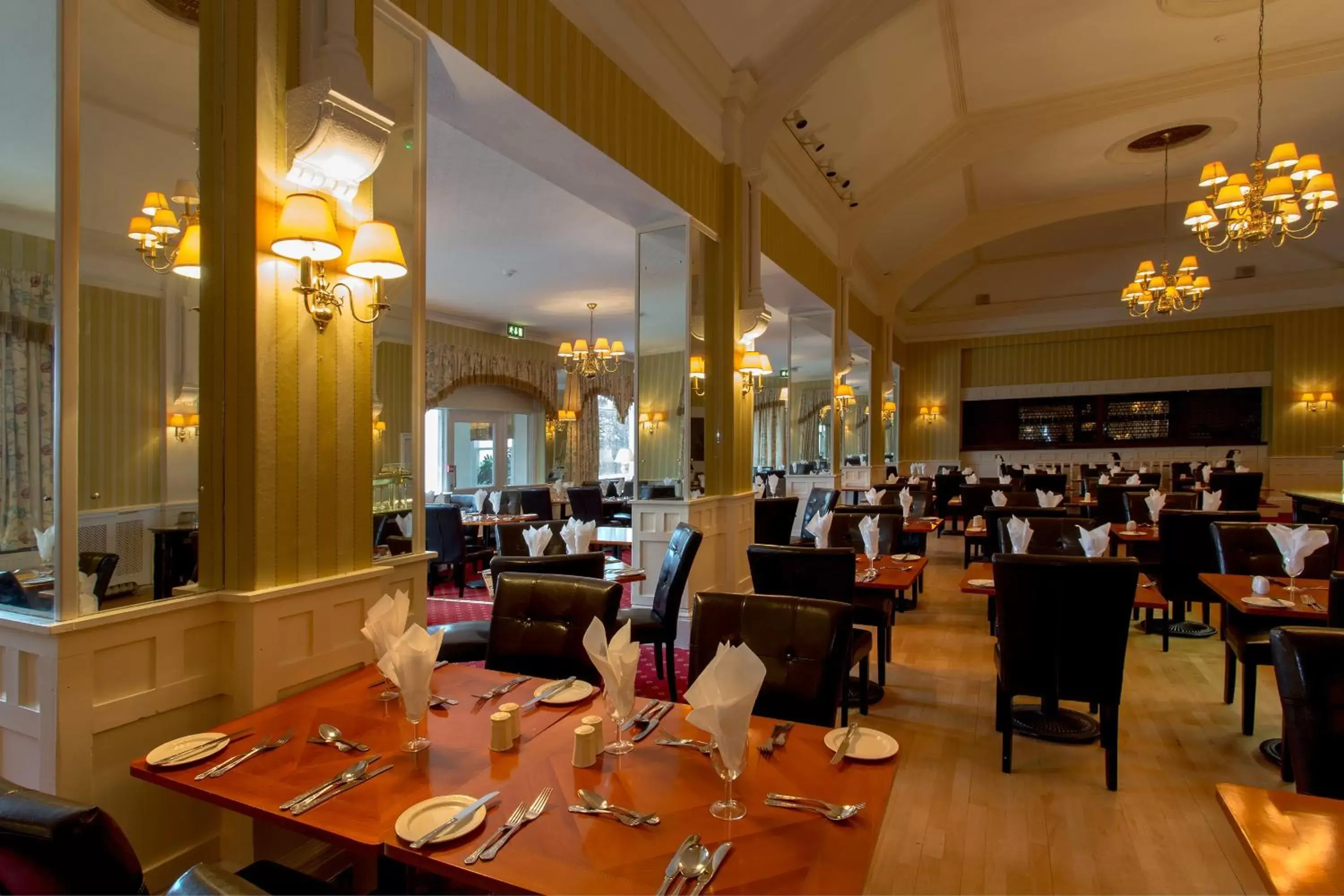 Restaurant/Places to Eat in Clifton Hotel