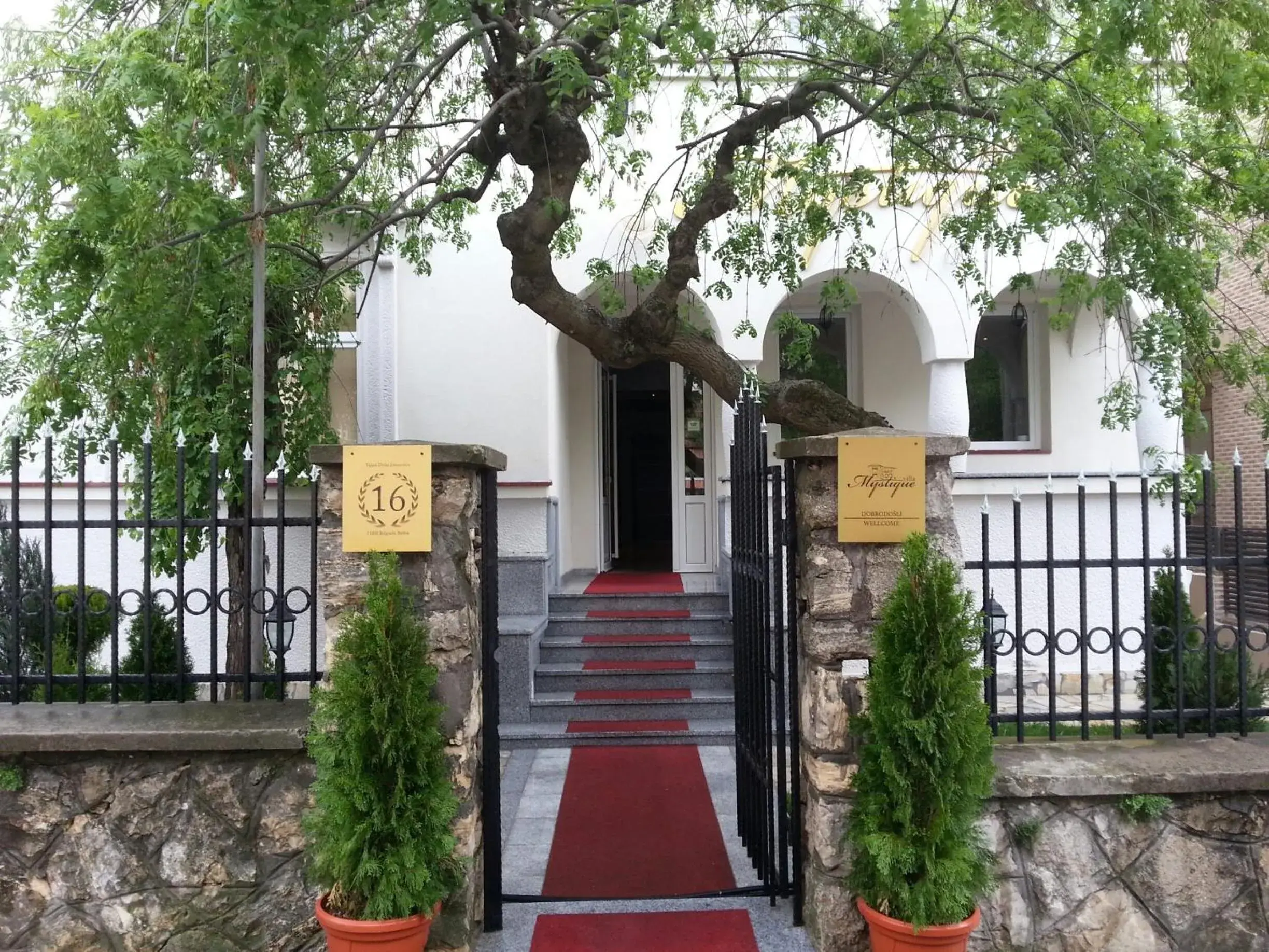 Facade/entrance in Villa Mystique