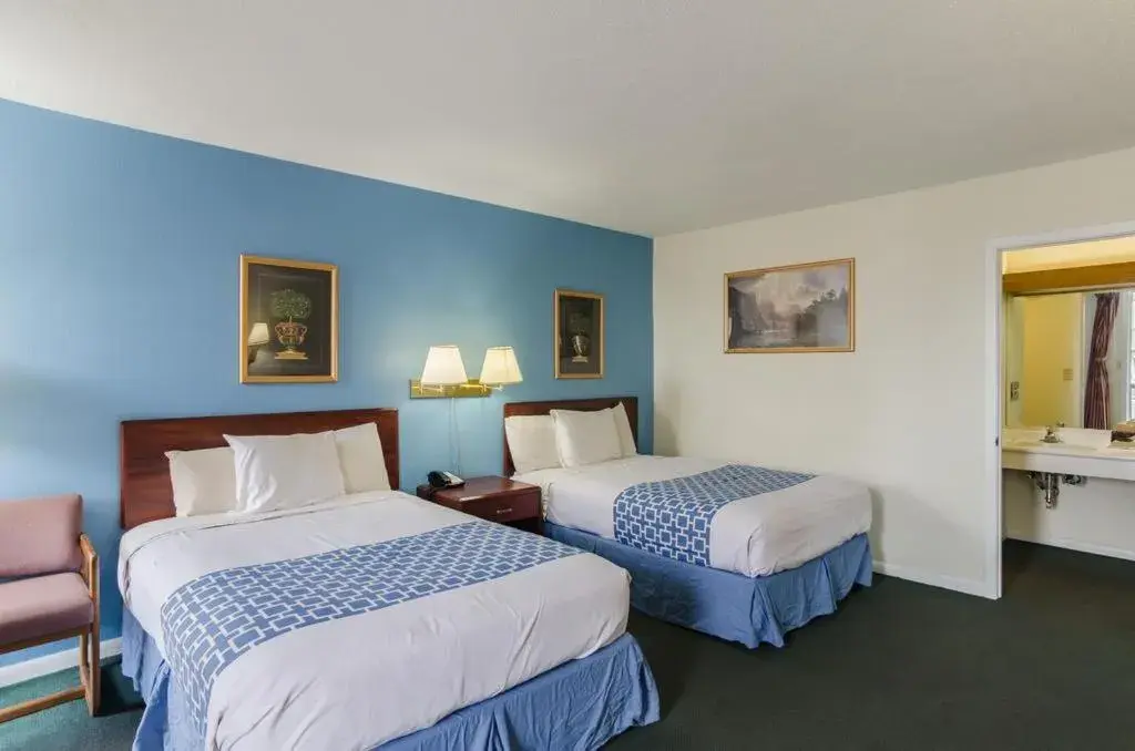 Bed in Alamo Inn & Suites