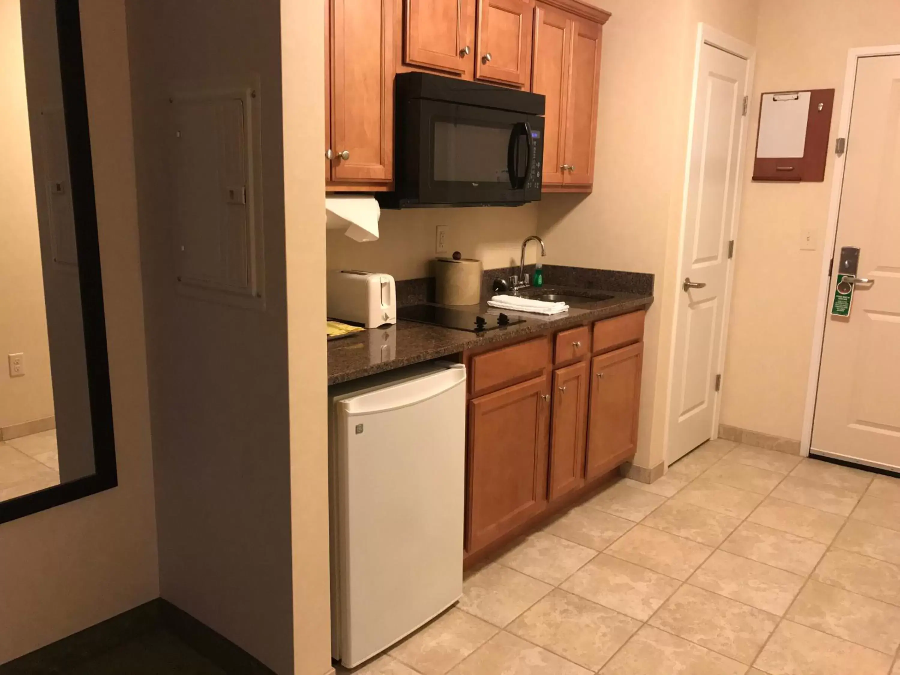 Kitchen/Kitchenette in White River Inn & Suites