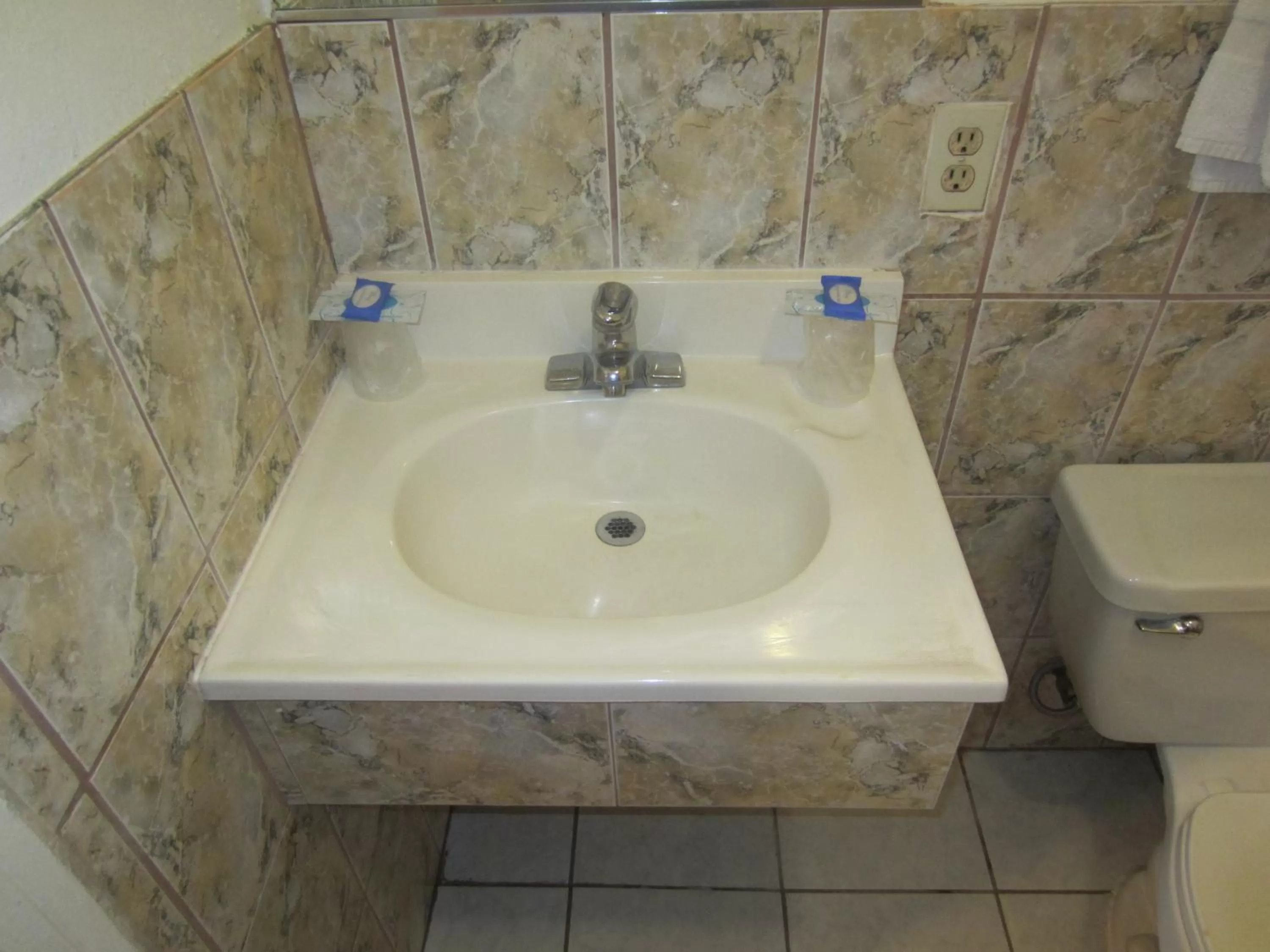 Bathroom in Travel Eagle Inn Motel