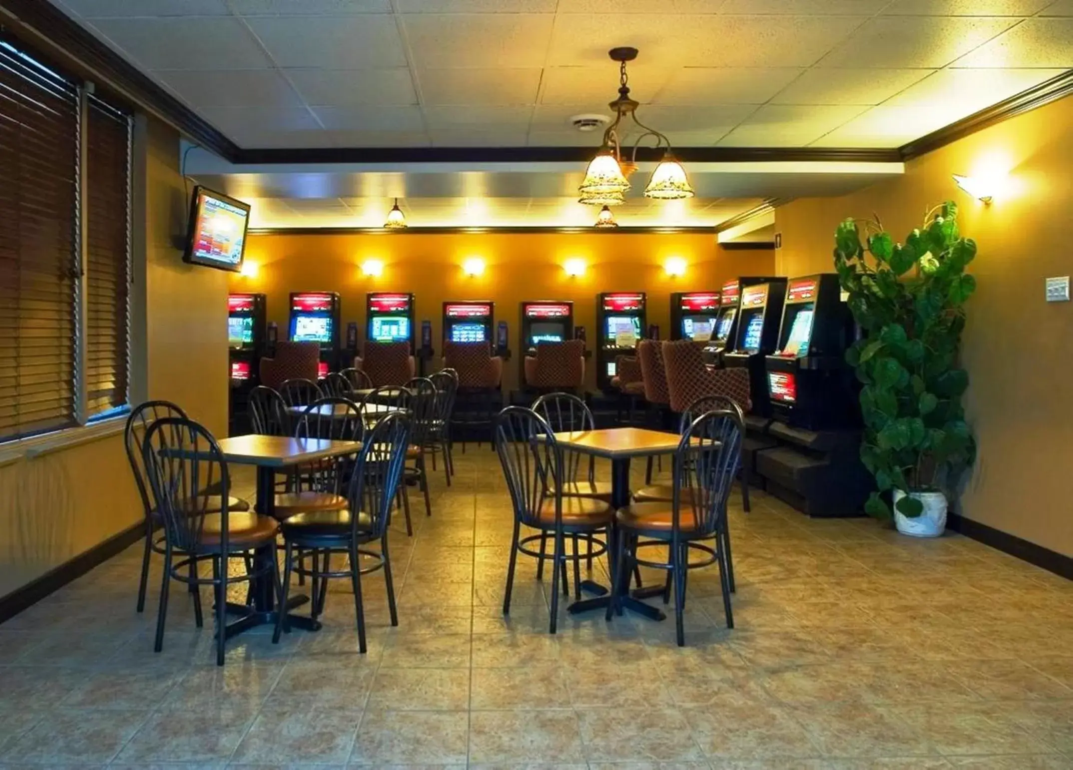 Casino, Restaurant/Places to Eat in Hotel Le Voyageur