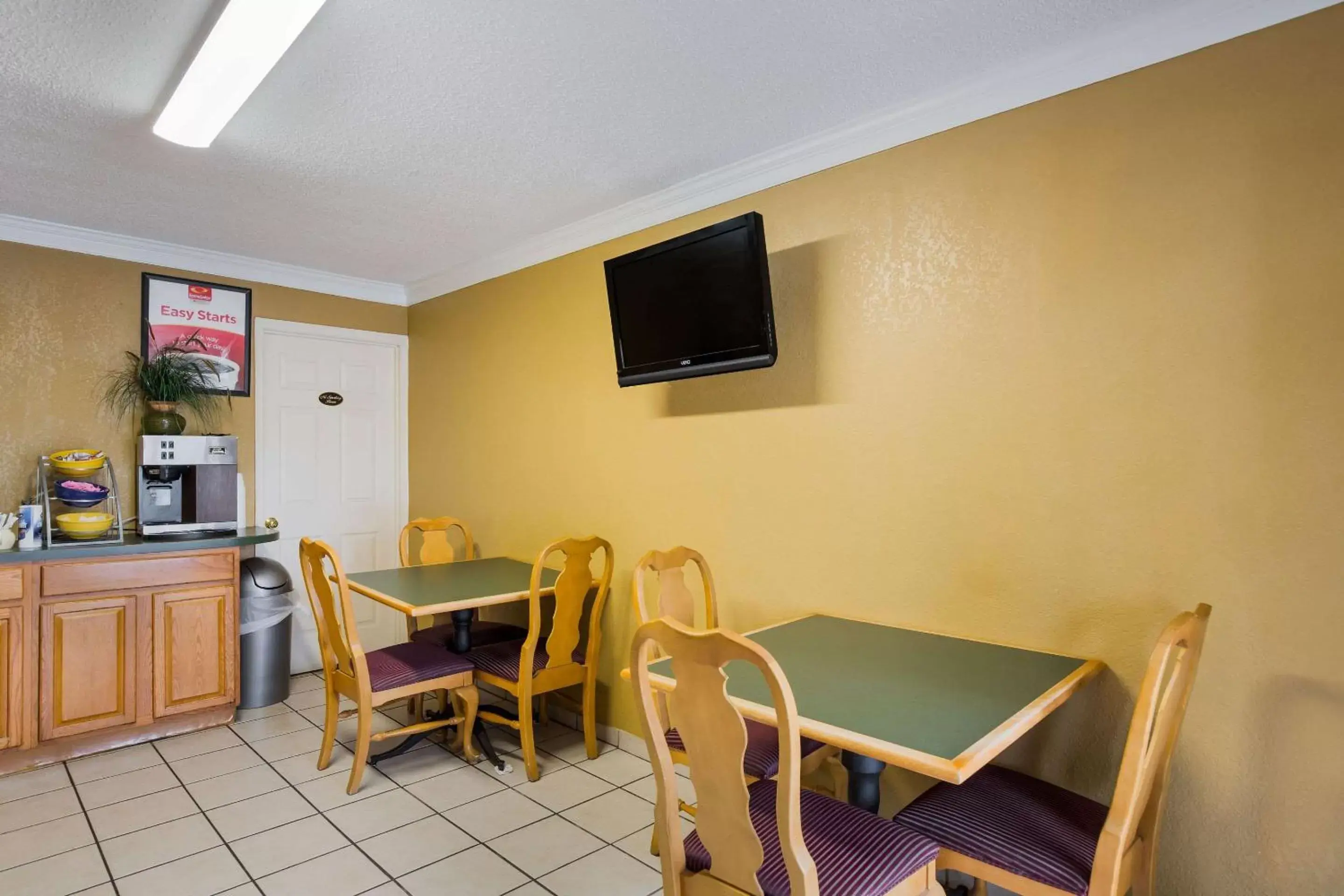 Restaurant/places to eat, TV/Entertainment Center in Econolodge Historic