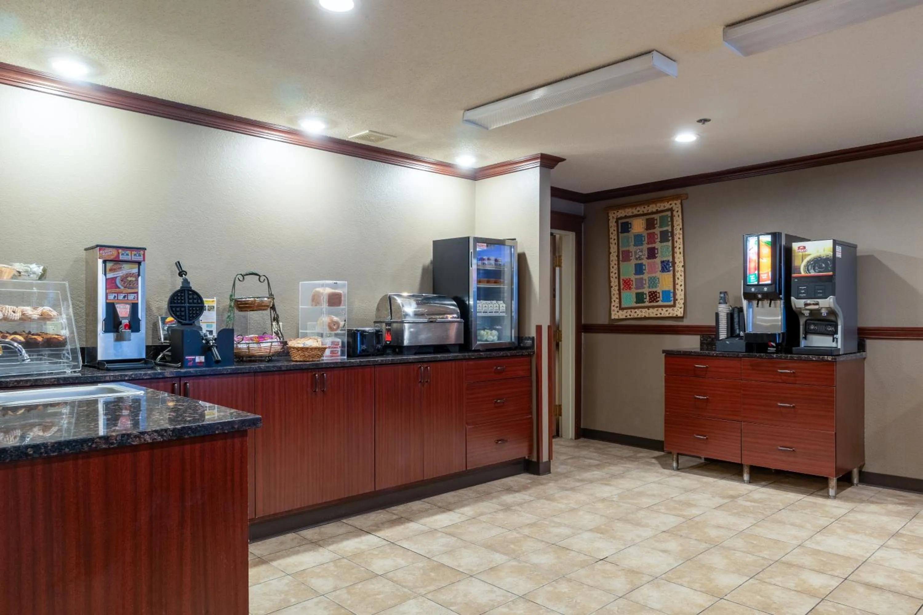 Breakfast in Norland Inn & Suites Roseau