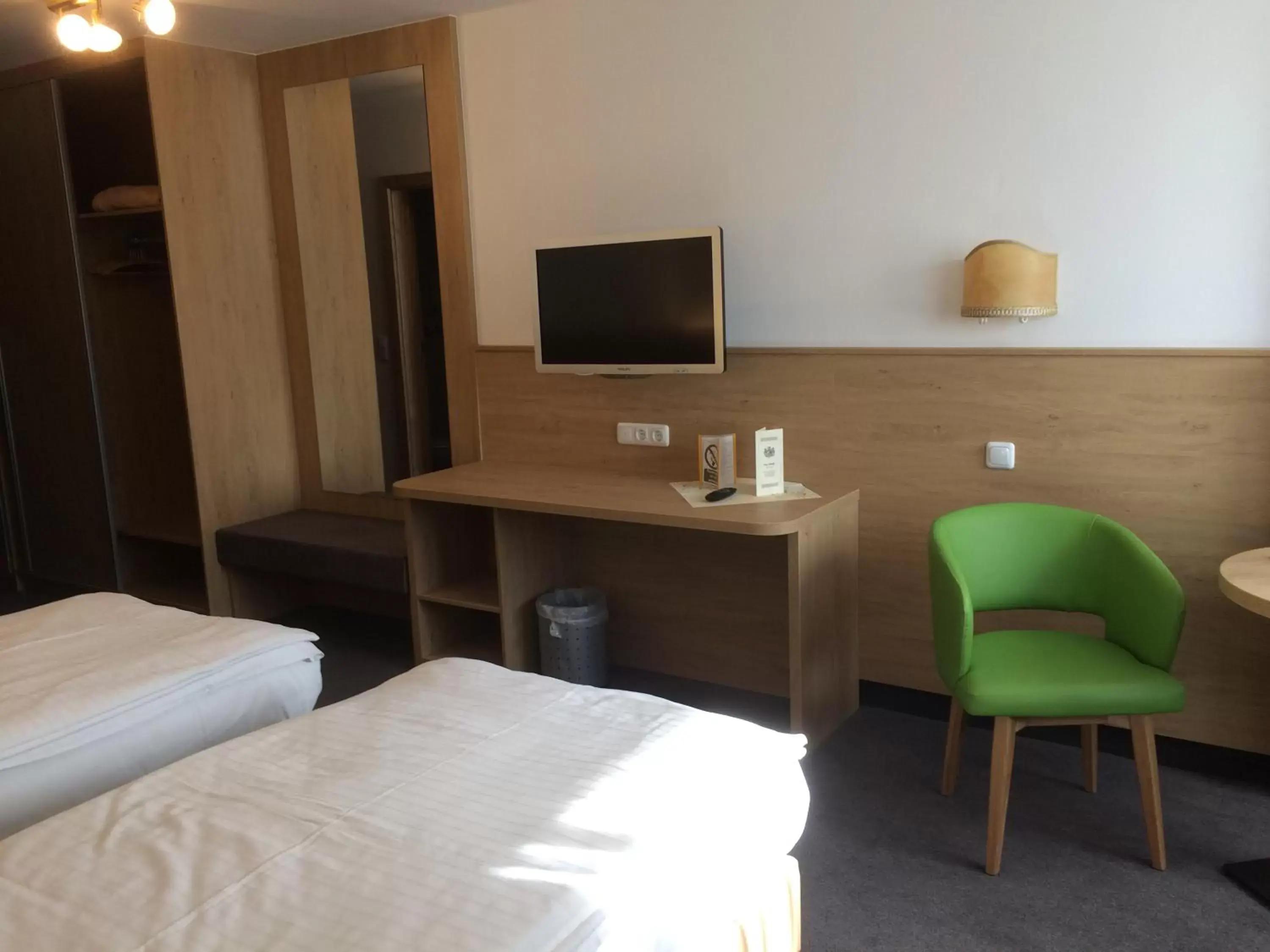 Photo of the whole room, TV/Entertainment Center in Isar Hotel